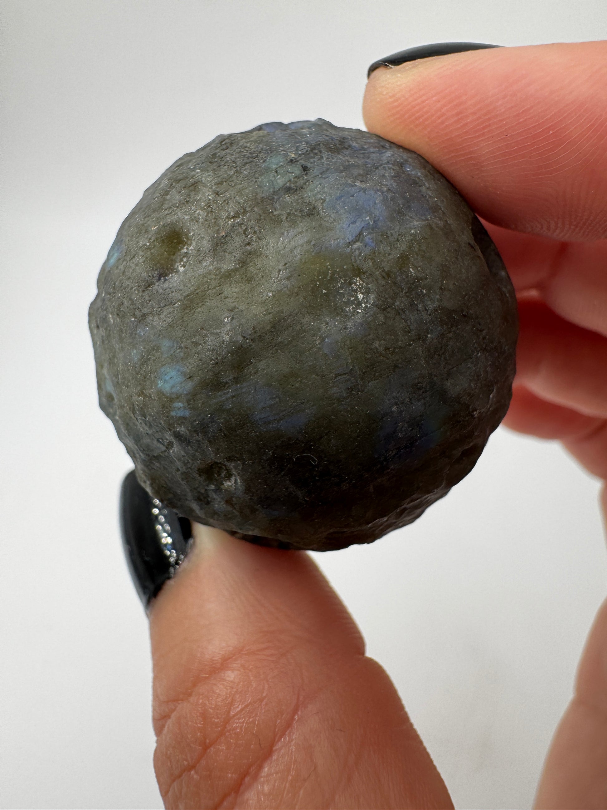 Labradorit-Mond mit haptischen Kratern und Labradoreszenz.