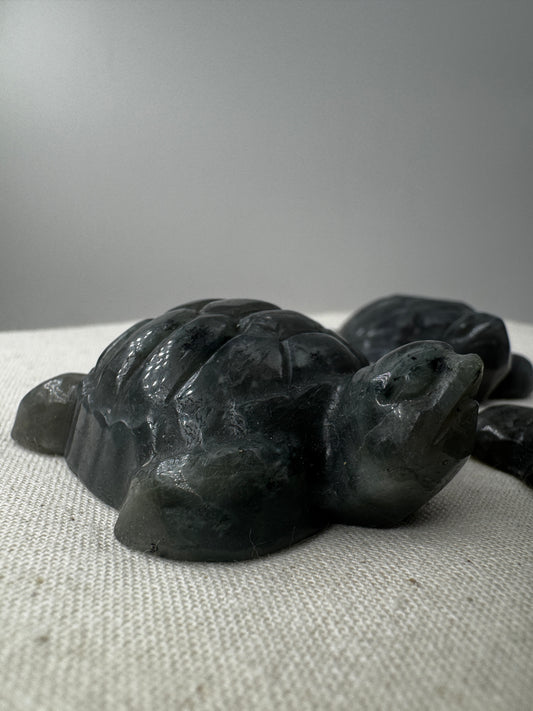 Handgeschliffene Schildkröte aus Labradorit mit Labradoreszenz-Effekt.
