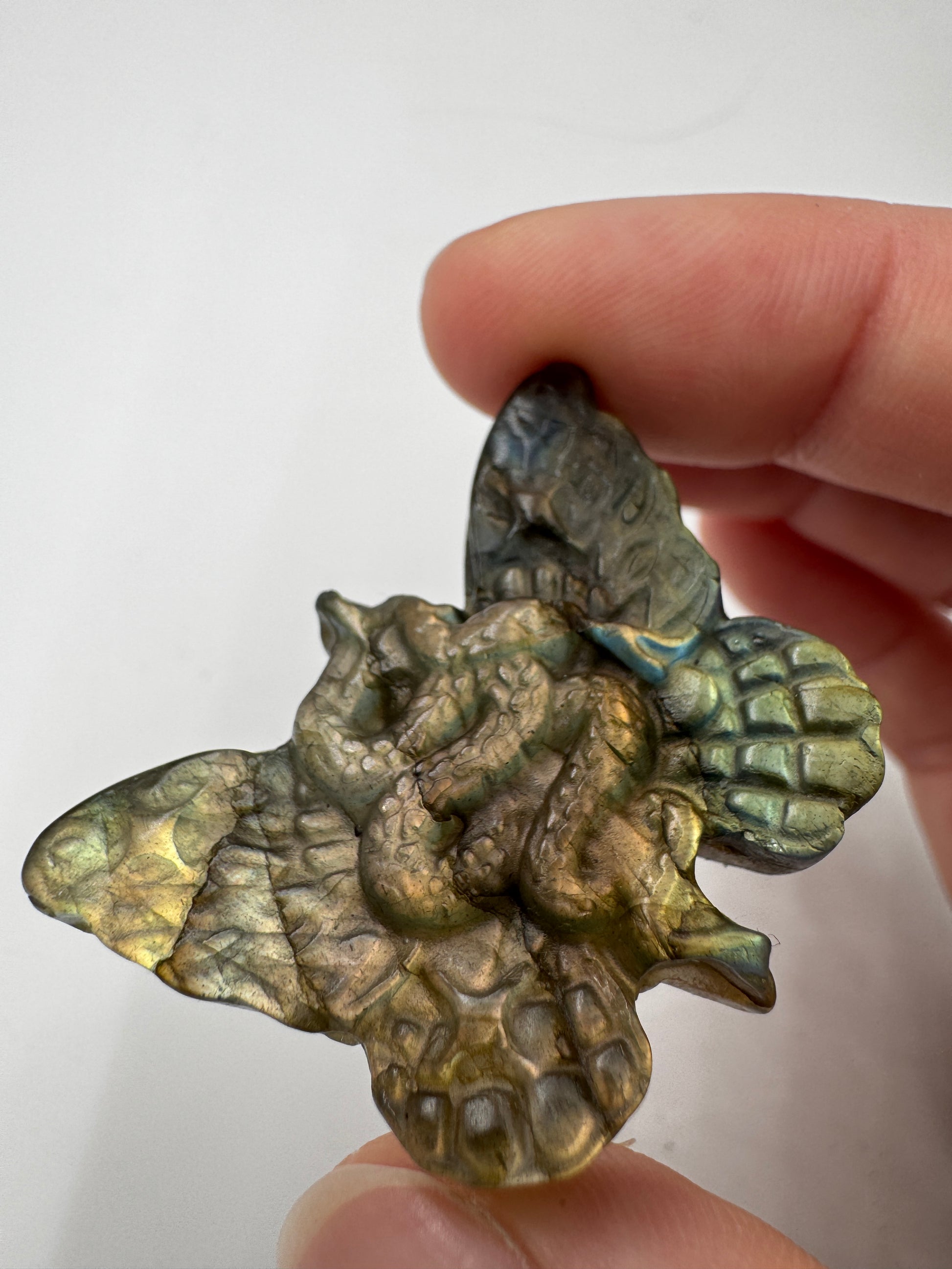 Labradorit Schmetterling mit Schlange – Carving aus Labradorit mit Labradoreszenz.