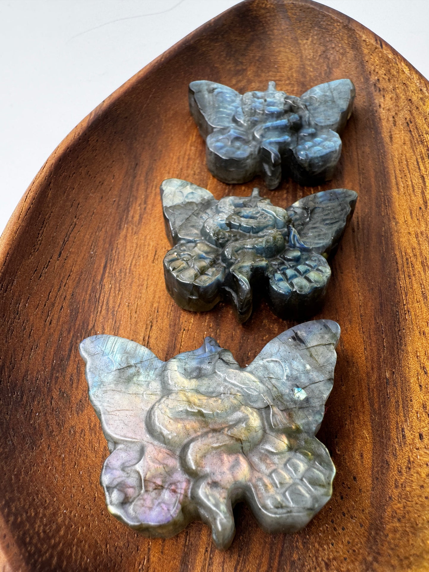 Labradorit Schmetterling mit Schlange – Carving aus Labradorit mit Labradoreszenz.
