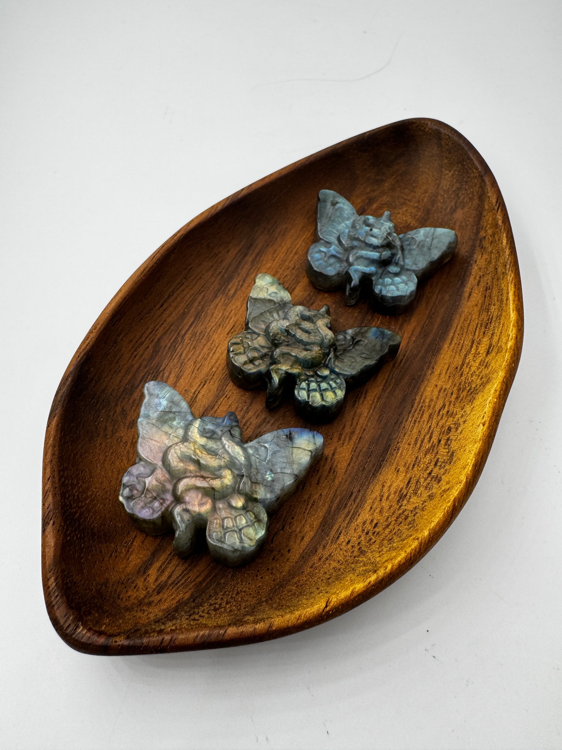 Labradorit Schmetterling mit Schlange – Carving aus Labradorit mit Labradoreszenz.