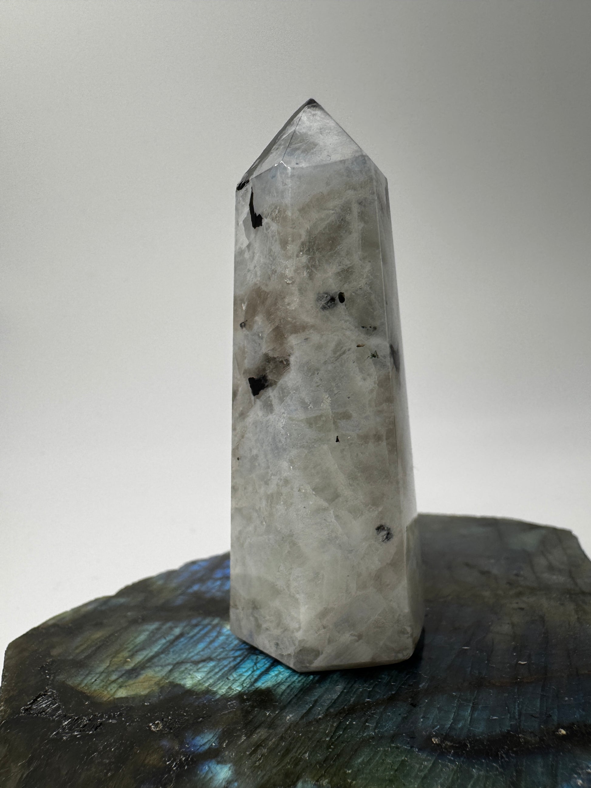 Weiße Labradorit Spitze LS38, Höhe 7 cm – cremig-weiße Feldspatvarietät mit blauem Labradoreszenz-Flash, polierte Basis, natürliche Spitze, Einzelstück.