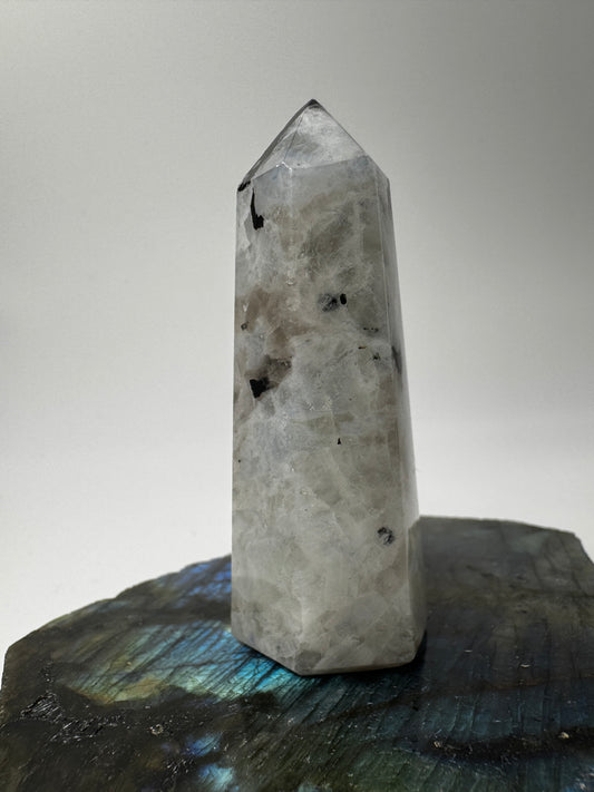 Weiße Labradorit Spitze LS38, Höhe 7 cm – cremig-weiße Feldspatvarietät mit blauem Labradoreszenz-Flash, polierte Basis, natürliche Spitze, Einzelstück.
