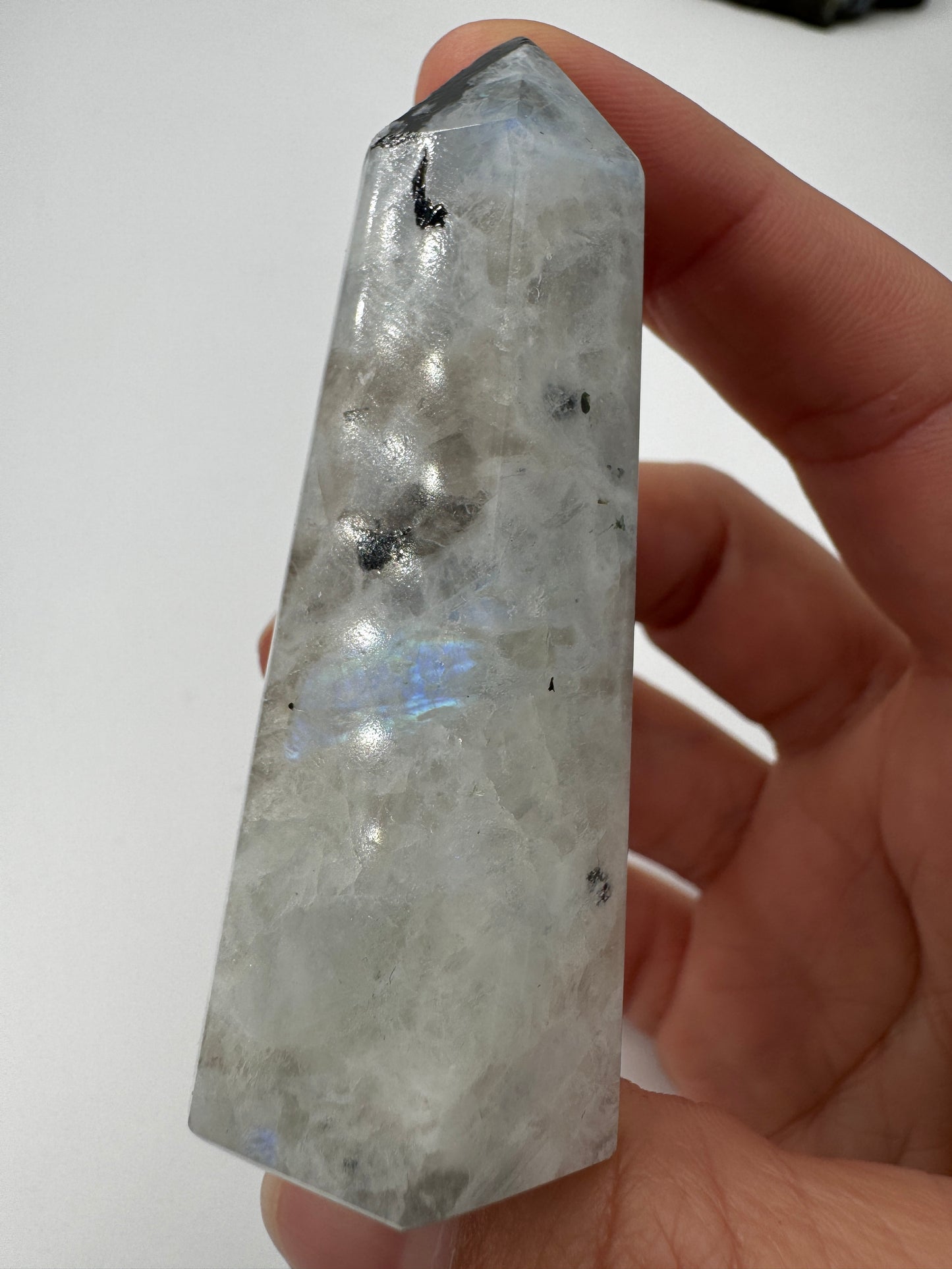 Weiße Labradorit Spitze LS38, Höhe 7 cm – cremig-weiße Feldspatvarietät mit blauem Labradoreszenz-Flash, polierte Basis, natürliche Spitze, Einzelstück.