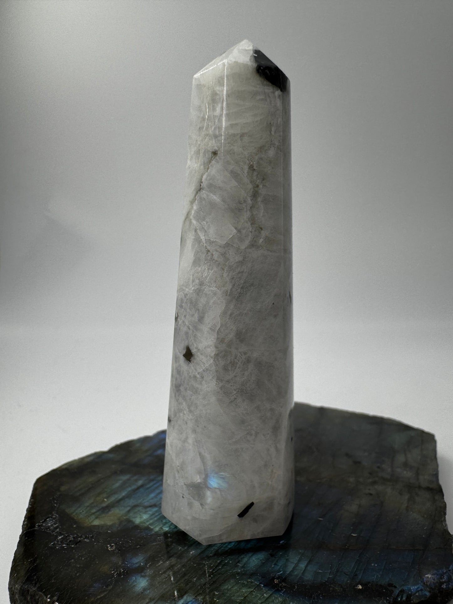 Weiße Labradorit Spitze LS47, Höhe 8,7 cm – cremig-weiße Feldspatvarietät mit blauem Labradoreszenz-Flash, polierte Basis, natürliche Spitze, Einzelstück.