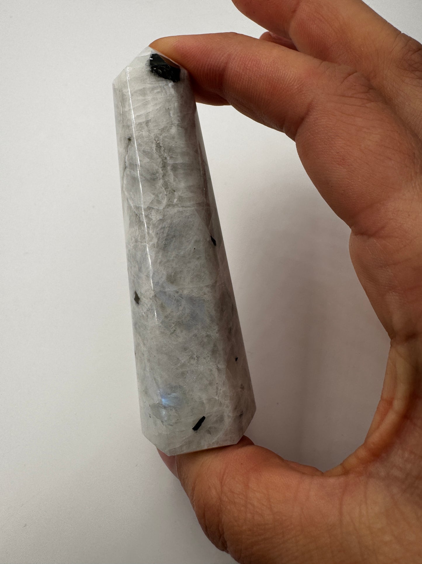 Weiße Labradorit Spitze LS47, Höhe 8,7 cm – cremig-weiße Feldspatvarietät mit blauem Labradoreszenz-Flash, polierte Basis, natürliche Spitze, Einzelstück.