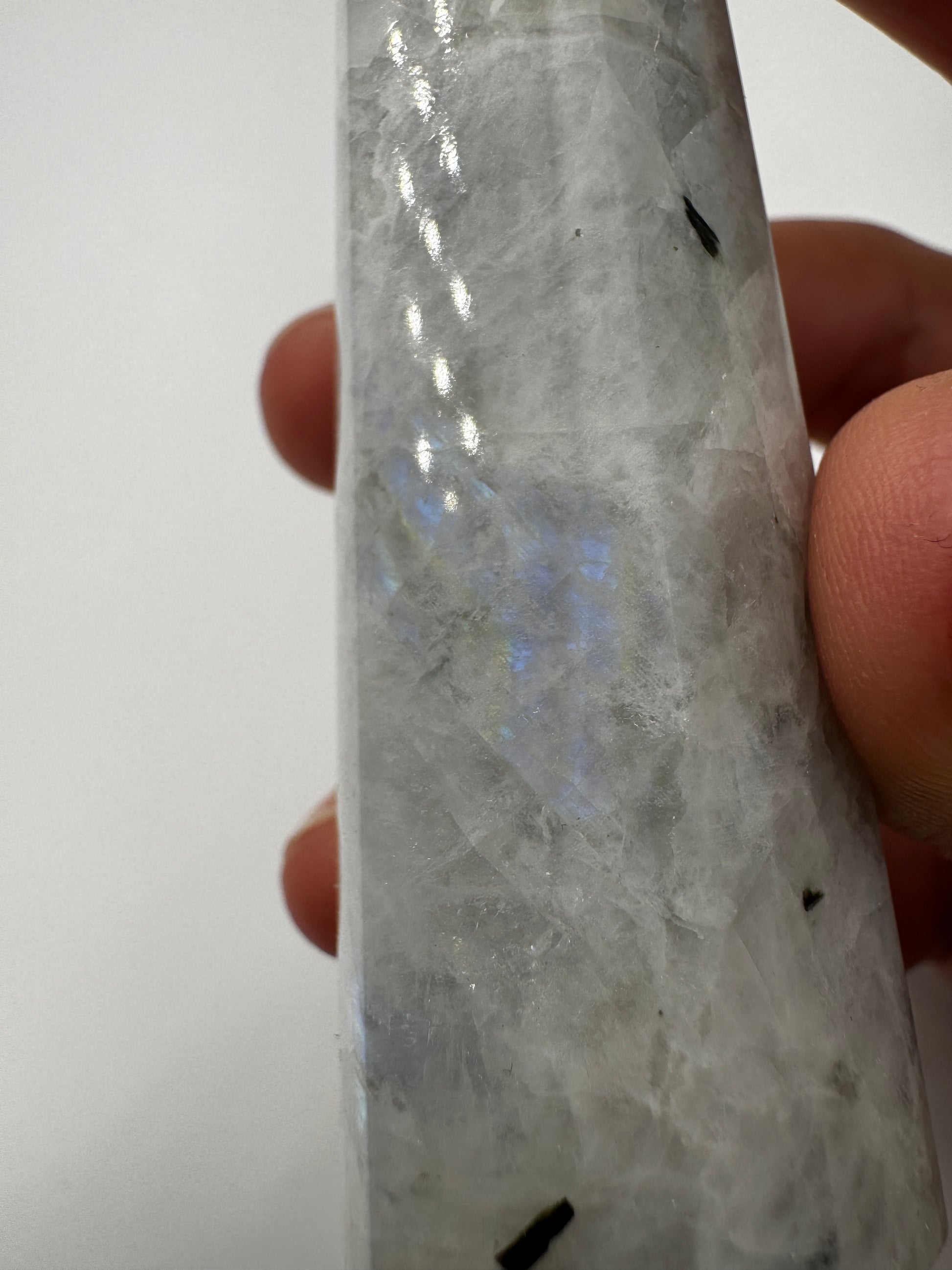 Weiße Labradorit Spitze LS47, Höhe 8,7 cm – cremig-weiße Feldspatvarietät mit blauem Labradoreszenz-Flash, polierte Basis, natürliche Spitze, Einzelstück.