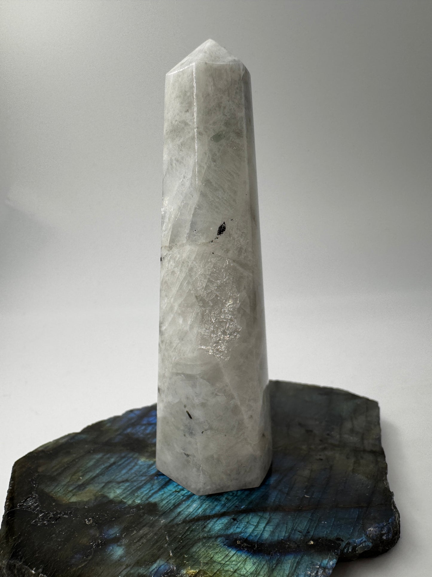 Weiße Labradorit Spitze LS48, Höhe 9 cm – cremig-weiße Feldspatvarietät mit blauem Labradoreszenz-Flash, polierte Basis, natürliche Spitze, Einzelstück.