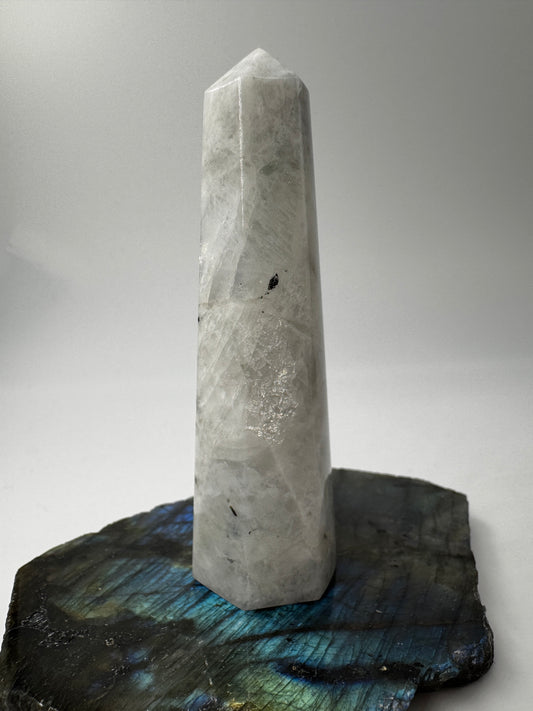 Weiße Labradorit Spitze LS48, Höhe 9 cm – cremig-weiße Feldspatvarietät mit blauem Labradoreszenz-Flash, polierte Basis, natürliche Spitze, Einzelstück.