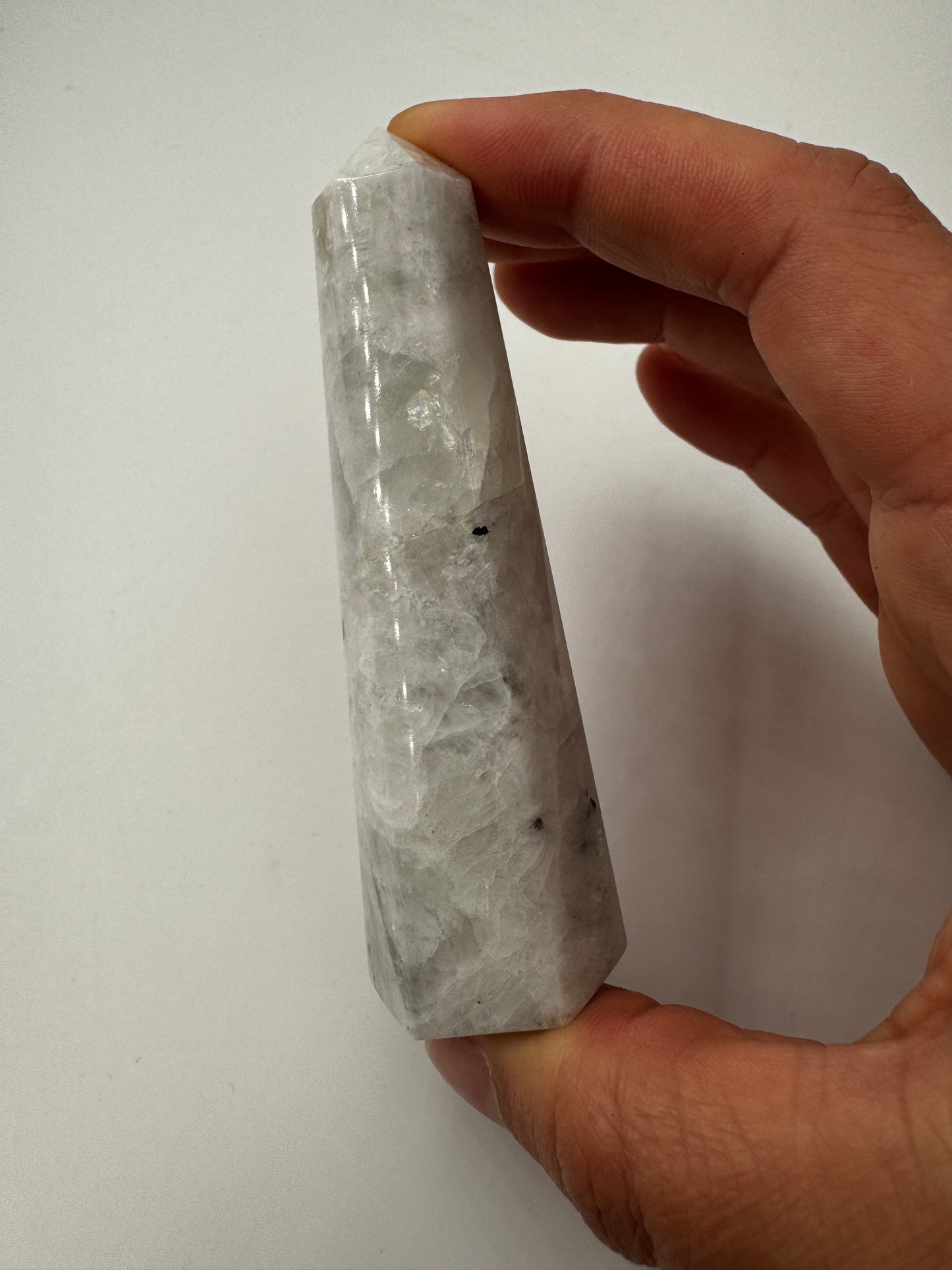 Weiße Labradorit Spitze LS48, Höhe 9 cm – cremig-weiße Feldspatvarietät mit blauem Labradoreszenz-Flash, polierte Basis, natürliche Spitze, Einzelstück.