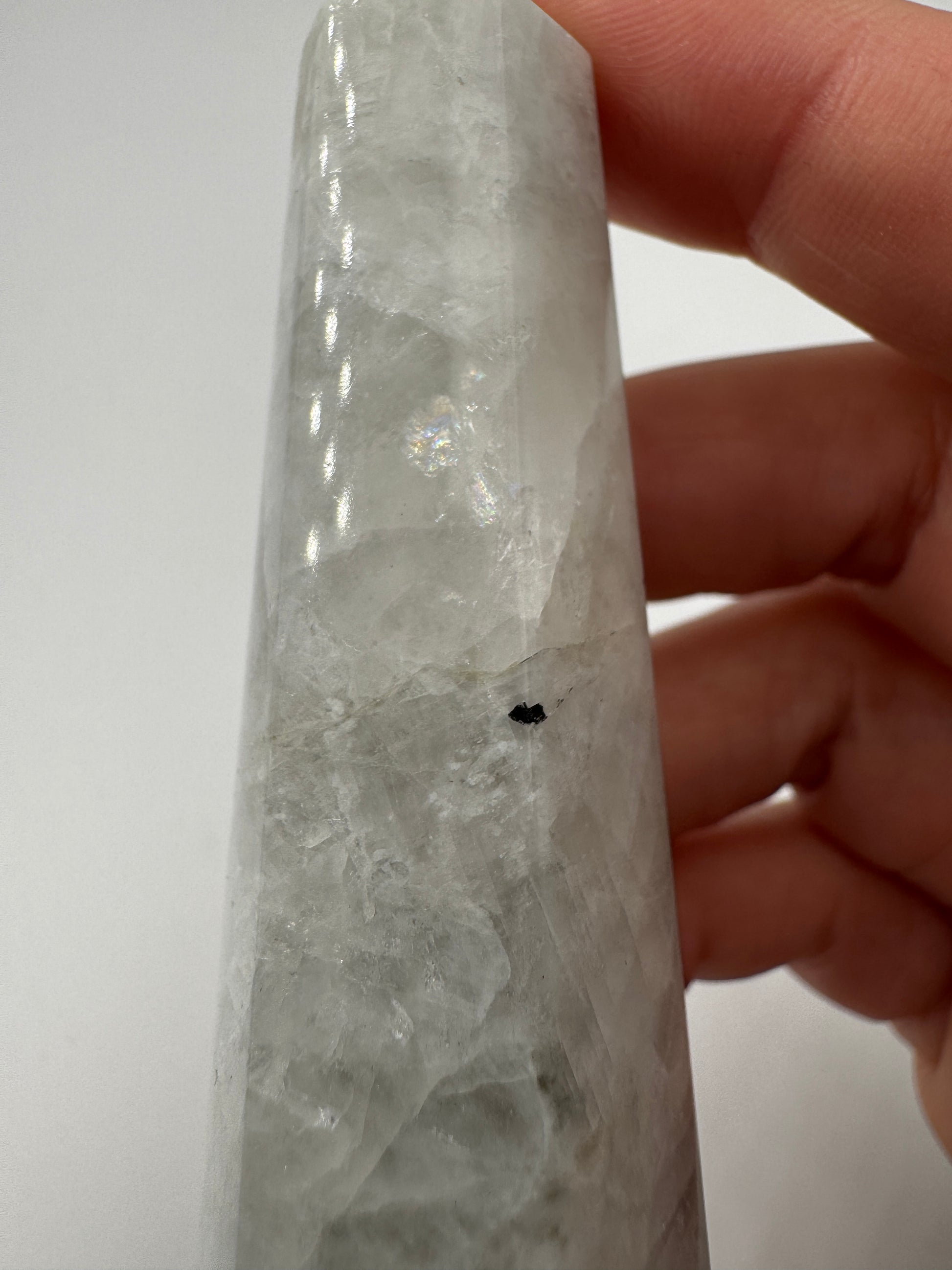 Weiße Labradorit Spitze LS48, Höhe 9 cm – cremig-weiße Feldspatvarietät mit blauem Labradoreszenz-Flash, polierte Basis, natürliche Spitze, Einzelstück.