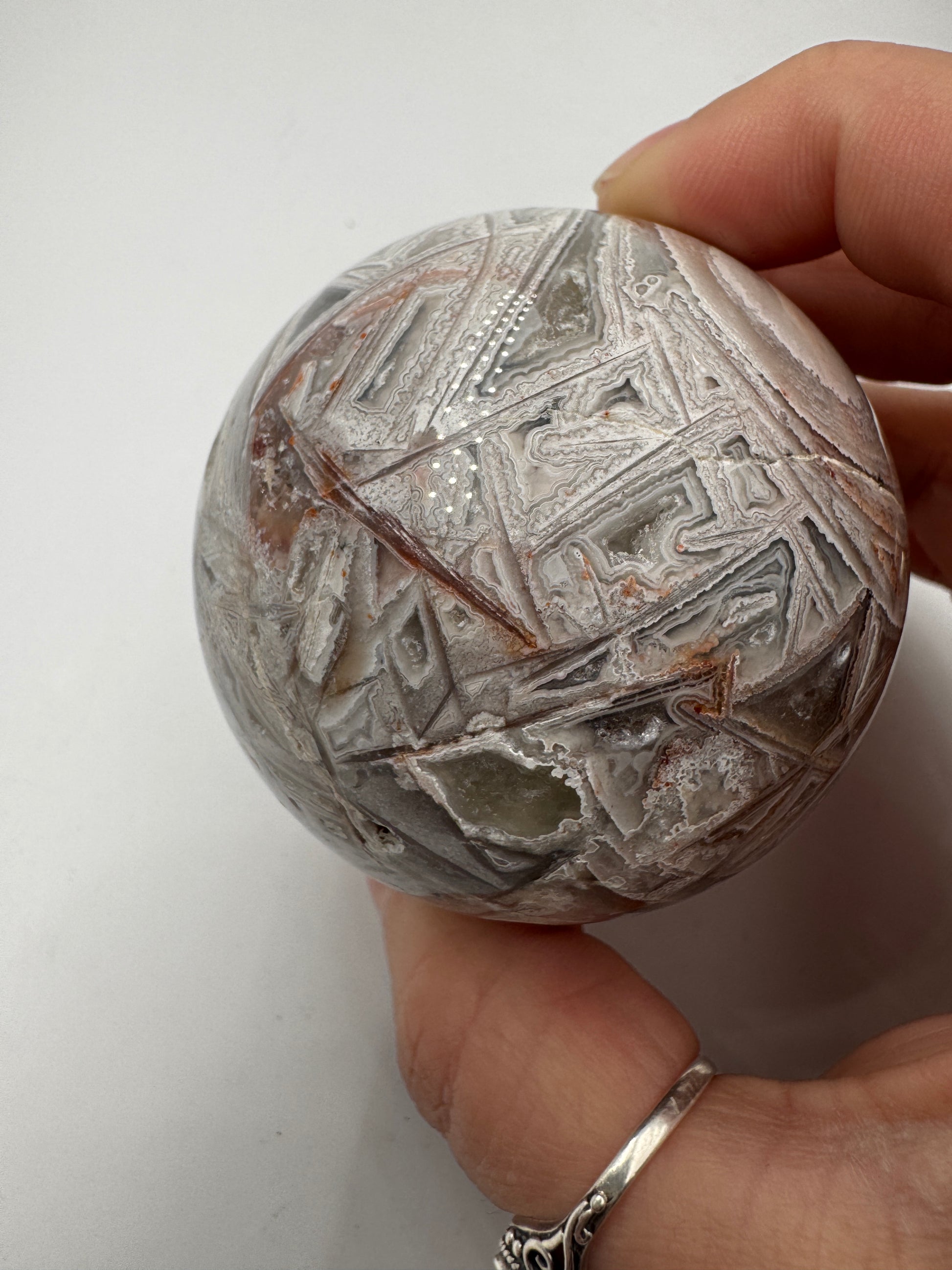 Kugel aus Lace Achat, Ø 5,9 cm – zarte wellenförmige Bänderung in Weiß, polierte Oberfläche.