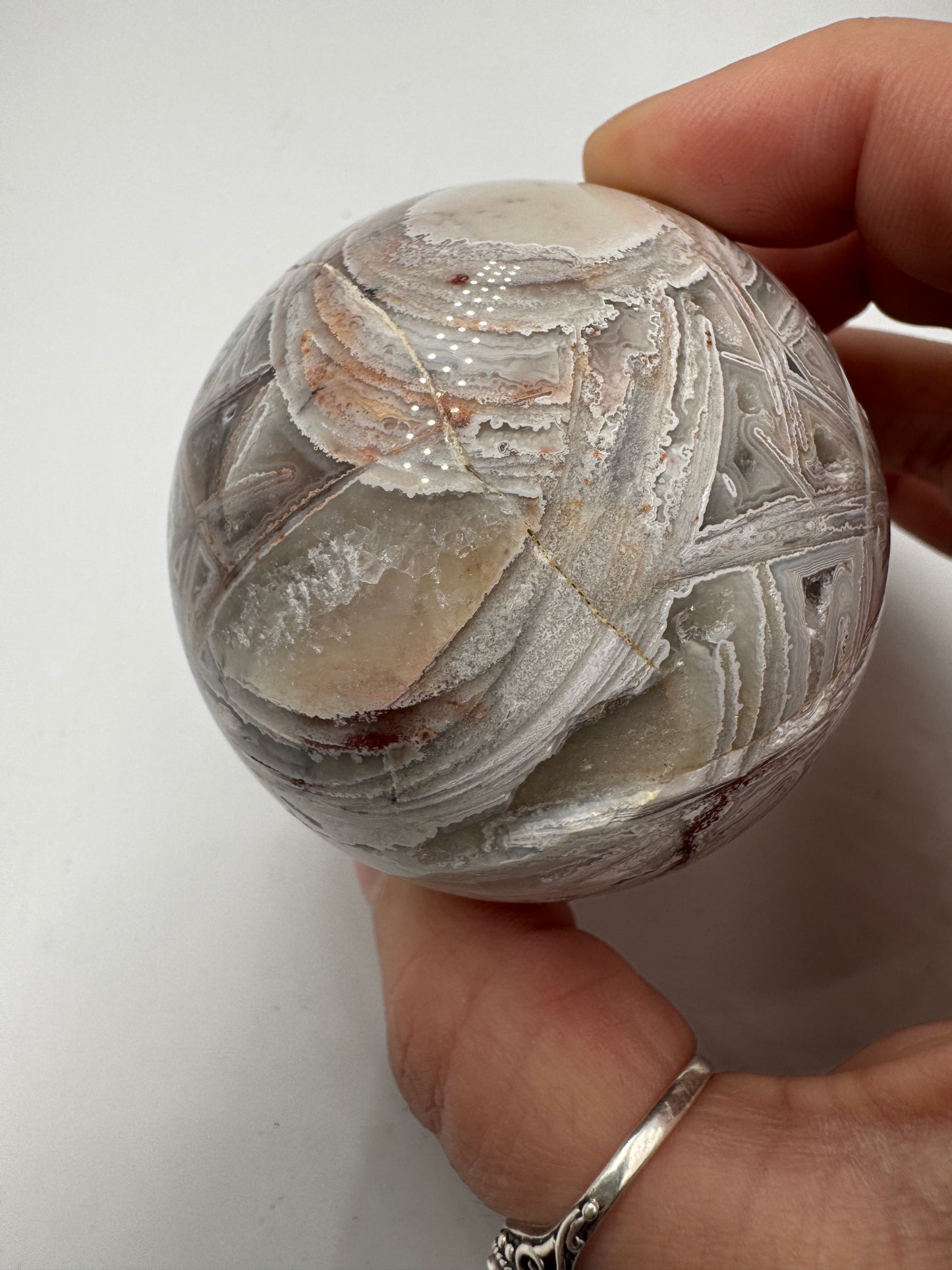 Kugel aus Lace Achat, Ø 5,9 cm – zarte wellenförmige Bänderung in Weiß, polierte Oberfläche.