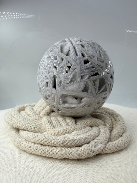 Handpolierte Lace Achat Kugel in Weiß und Grau mit natürlichen Drusen und charakteristischen Bänderungen, Ø 6,0 cm – edles Sammlerstück aus Quarz.