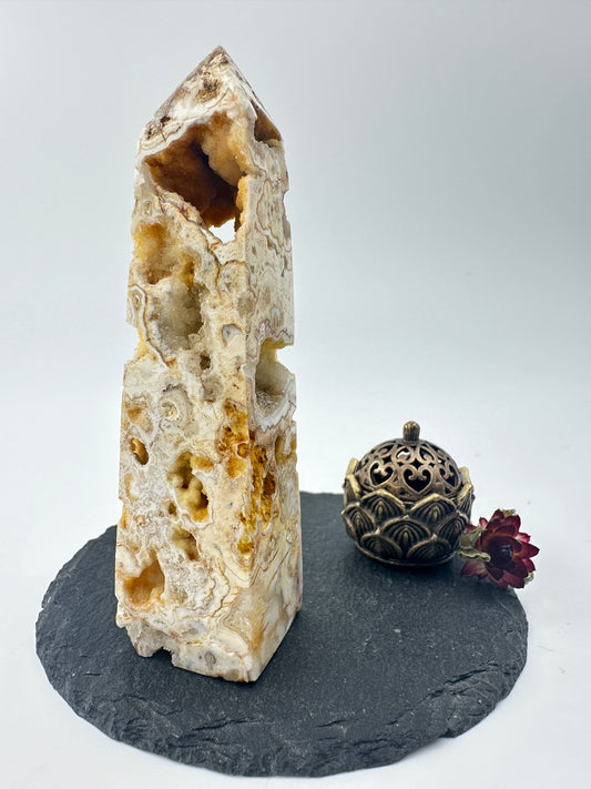 Lace Achat Obelisk LA16, 9,8 cm, vierseitiger Turm mit natürlichen Drusen, Glitzereffekt und charakteristischer Achat-Bänderung