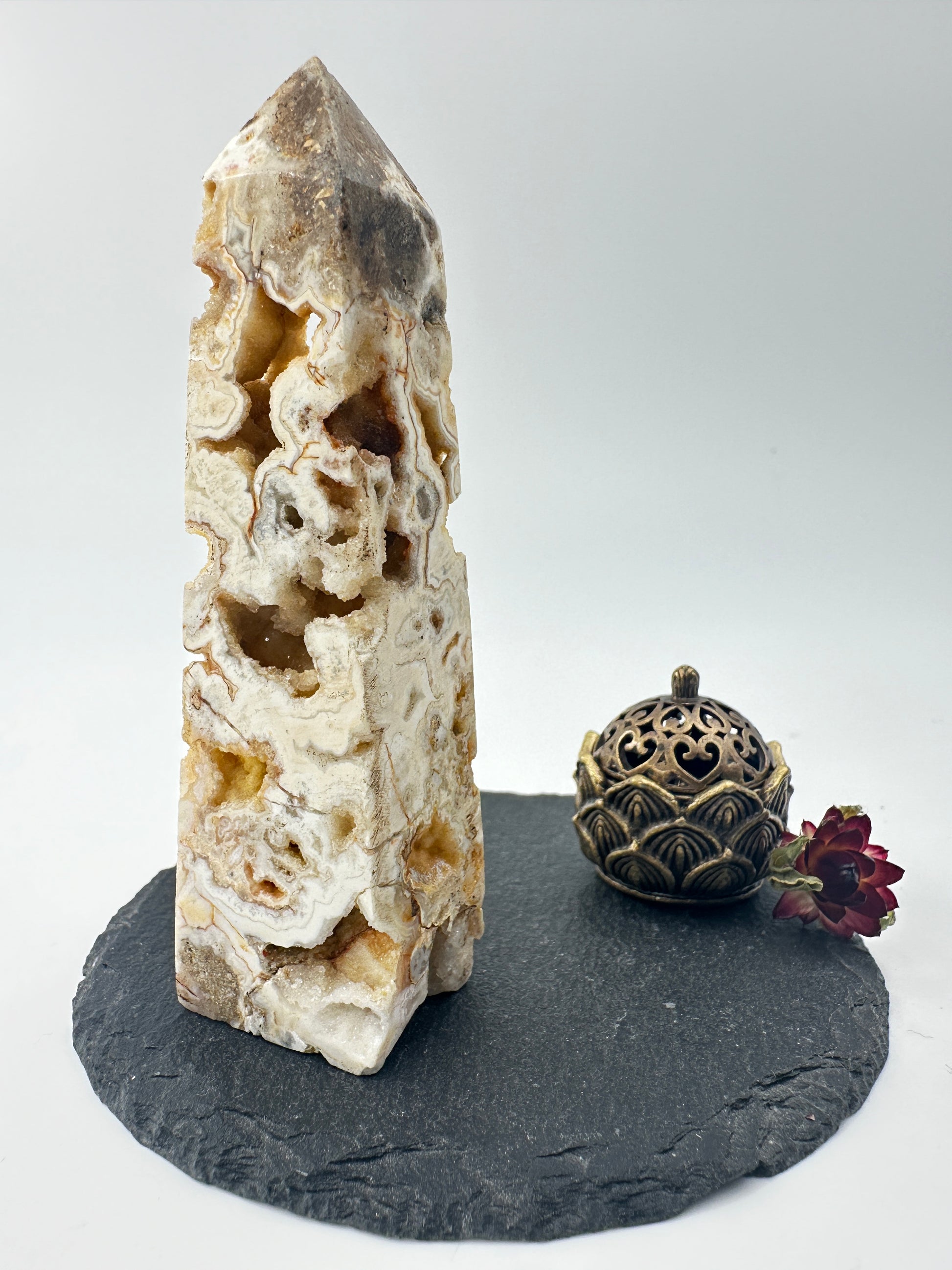 Lace Achat Obelisk LA16, 9,8 cm, vierseitiger Turm mit natürlichen Drusen, Glitzereffekt und charakteristischer Achat-Bänderung