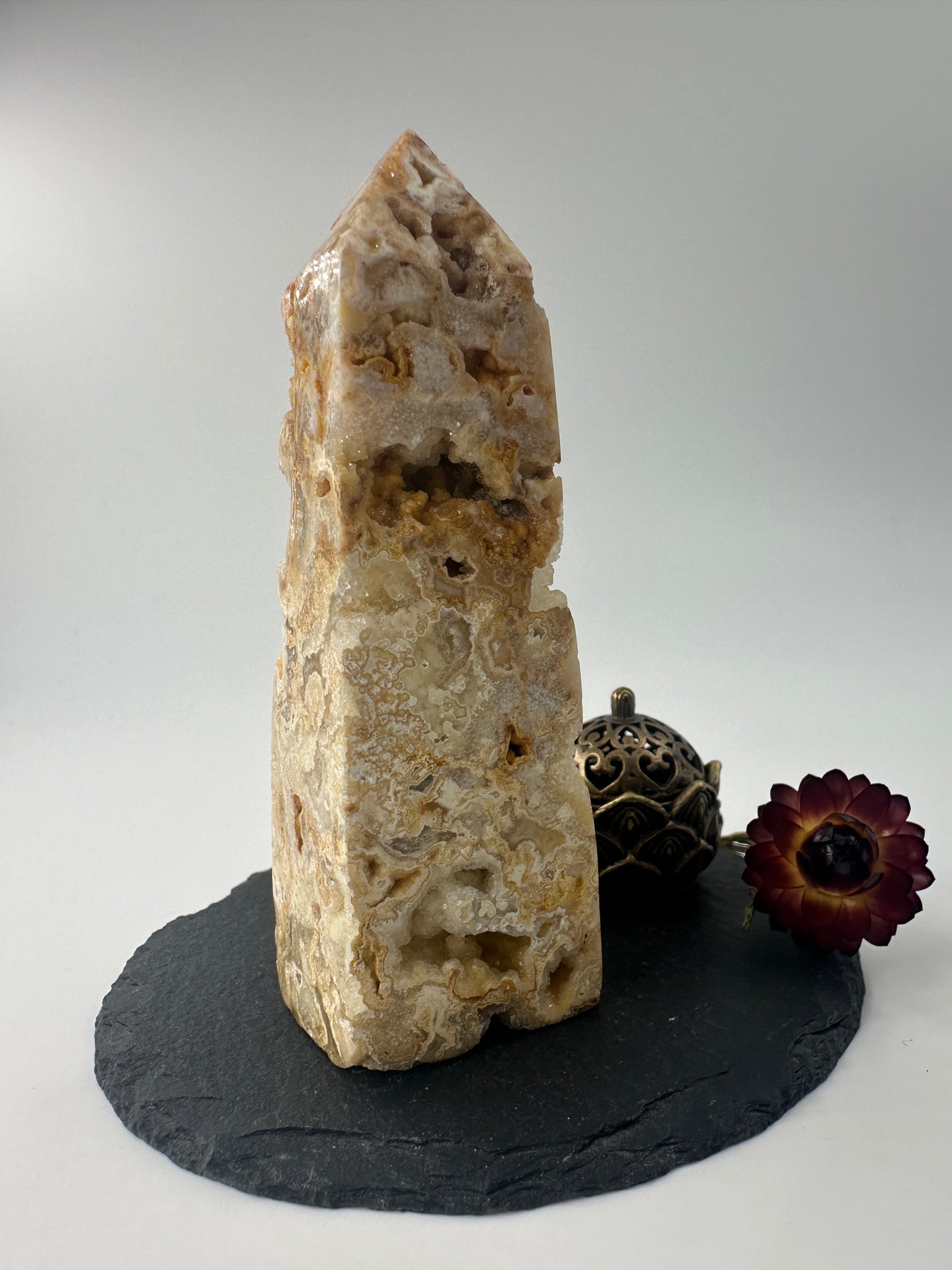 Lace Achat Obelisk LA20, 9,3 cm hoch, vierkantiger Turm mit feiner Chalcedon-Bänderung und funkelnden Drusen