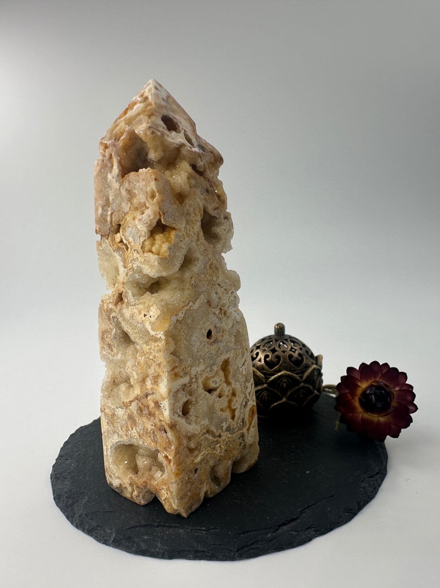 Lace Achat Obelisk LA20, 9,3 cm hoch, vierkantiger Turm mit feiner Chalcedon-Bänderung und funkelnden Drusen