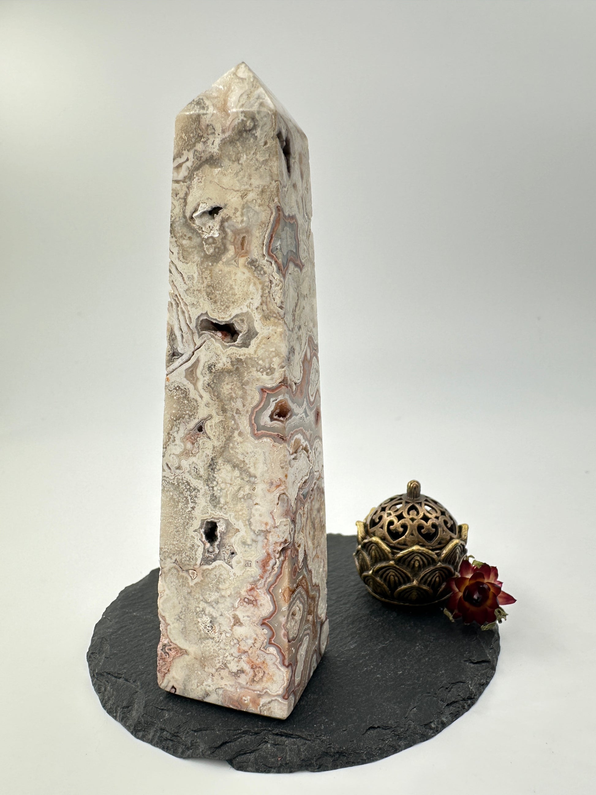 Lace Achat Obelisk LA25, 11,5 cm, vierseitiger Turm mit natürlichen Drusen, Glitzereffekt und charakteristischer Achat-Bänderung