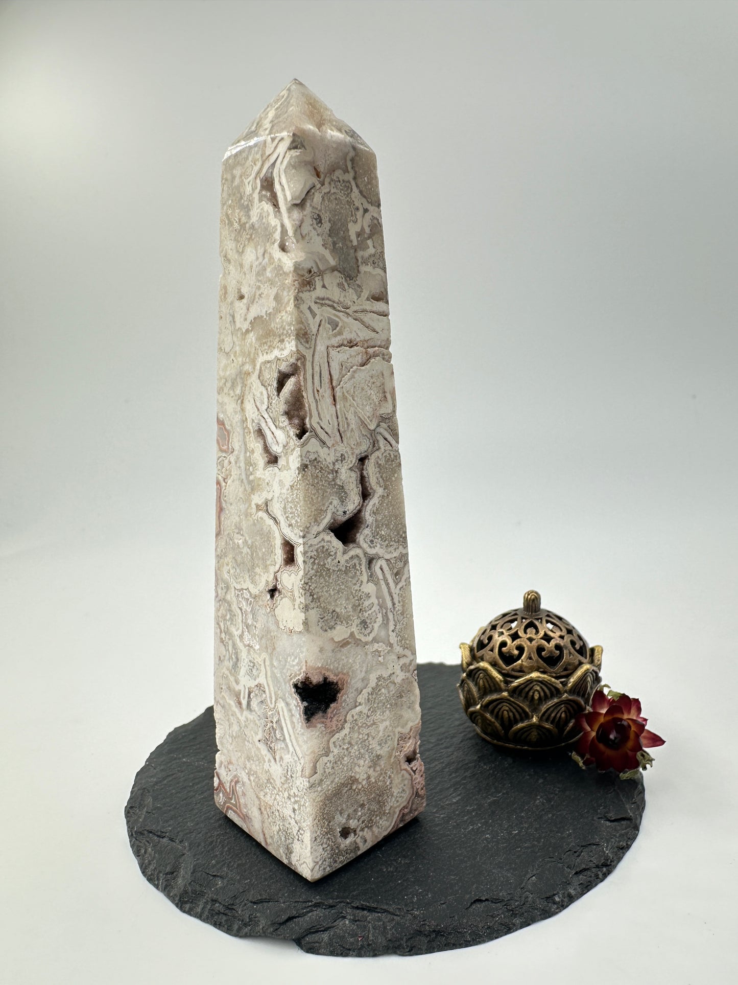 Lace Achat Obelisk LA25, 11,5 cm, vierseitiger Turm mit natürlichen Drusen, Glitzereffekt und charakteristischer Achat-Bänderung