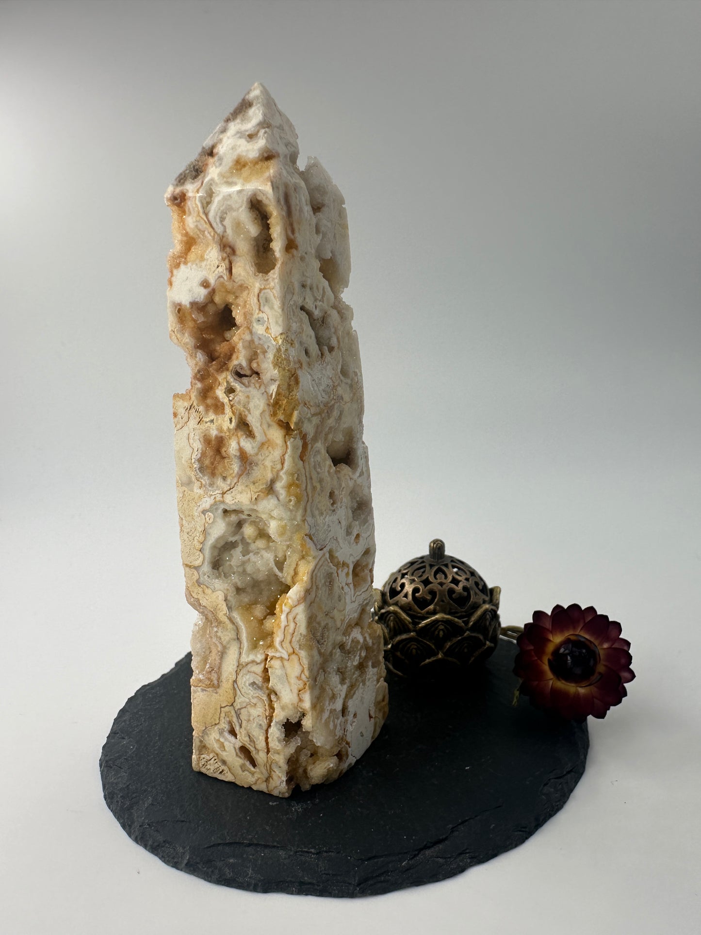 Lace Achat Obelisk LA27, 11 cm hoch, vierkantiger Turm mit feiner Chalcedon-Bänderung und funkelnden Drusen
