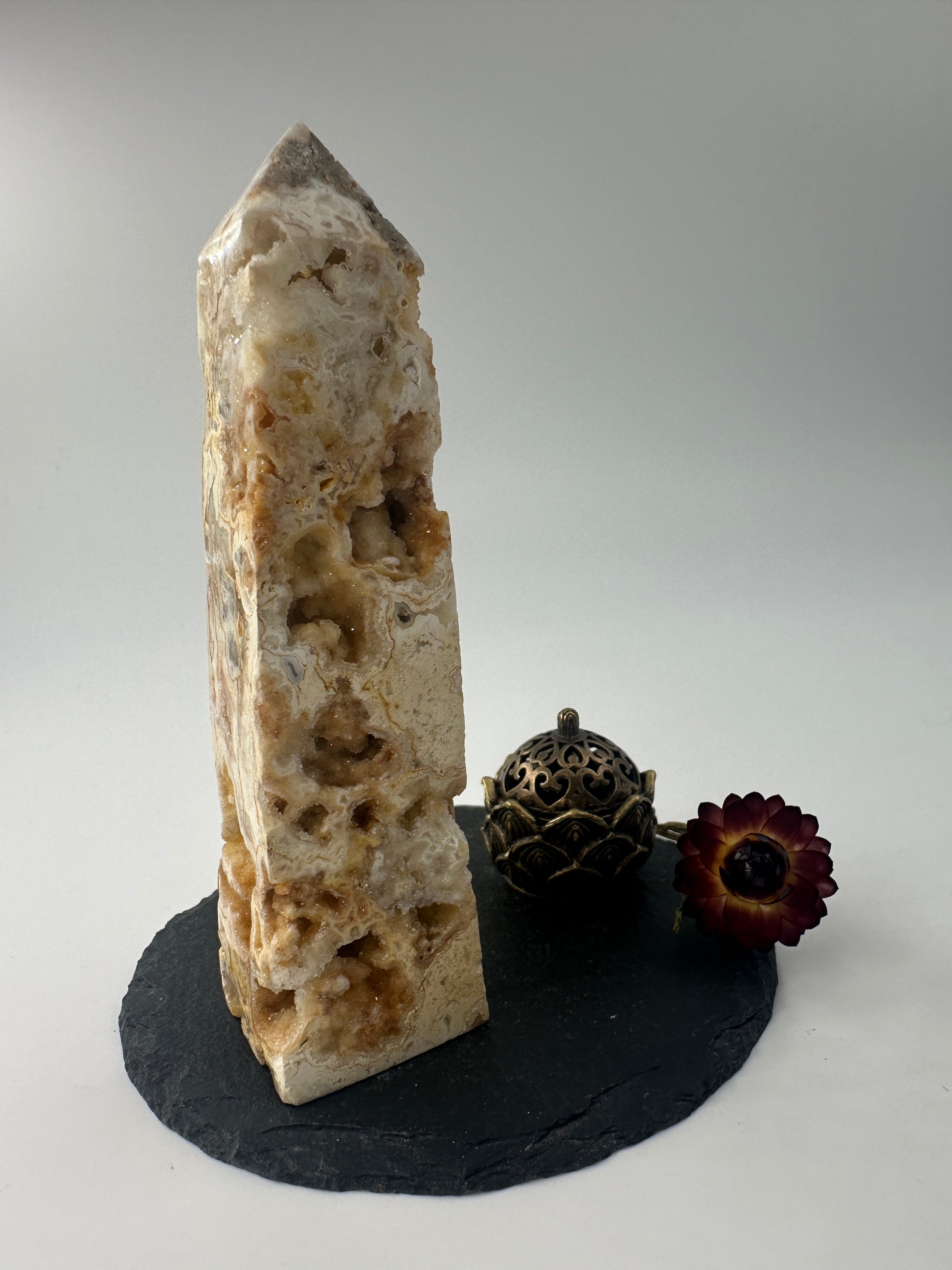 Lace Achat Obelisk LA27, 11 cm hoch, vierkantiger Turm mit feiner Chalcedon-Bänderung und funkelnden Drusen