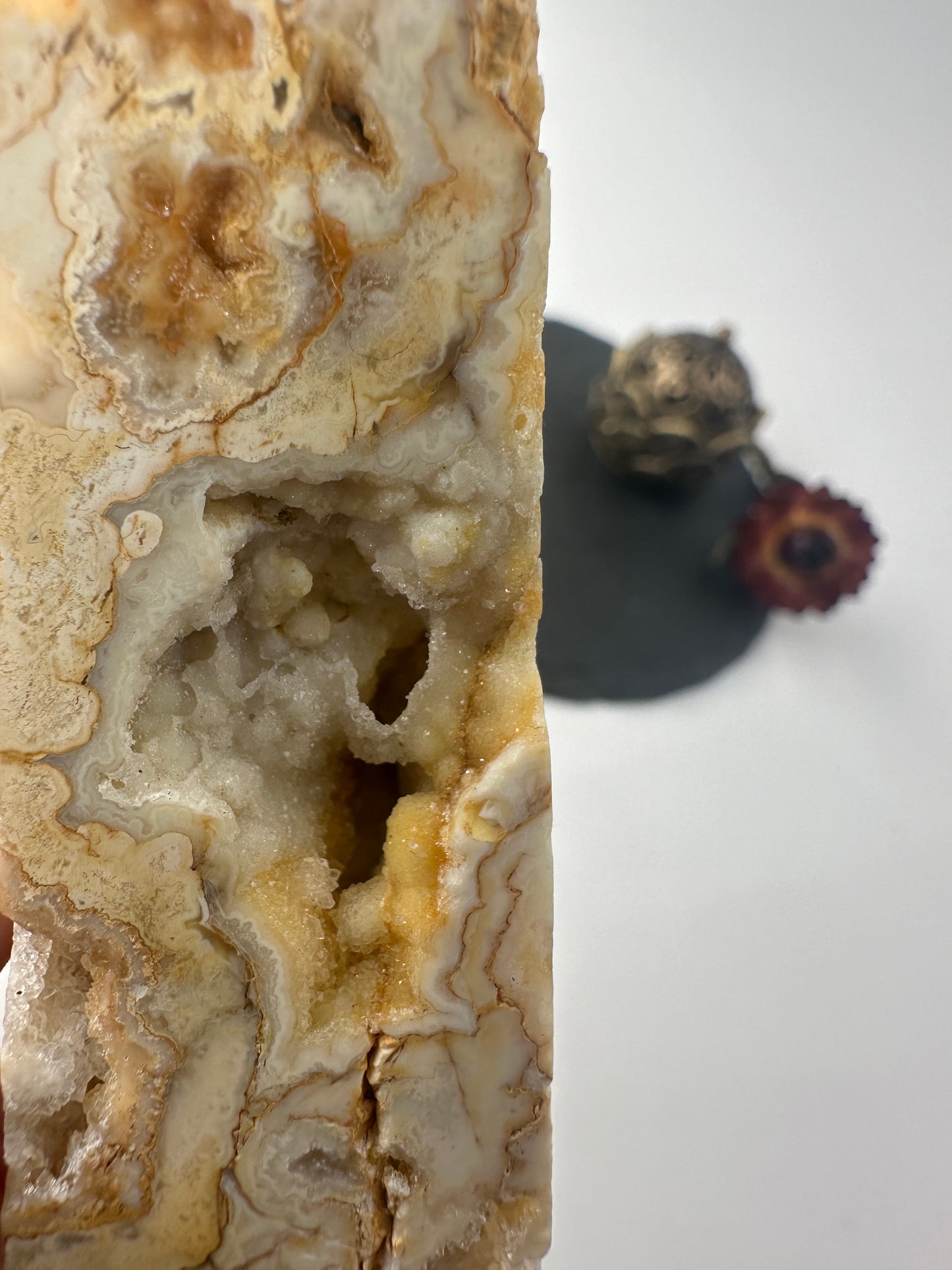 Lace Achat Obelisk LA27, 11 cm hoch, vierkantiger Turm mit feiner Chalcedon-Bänderung und funkelnden Drusen