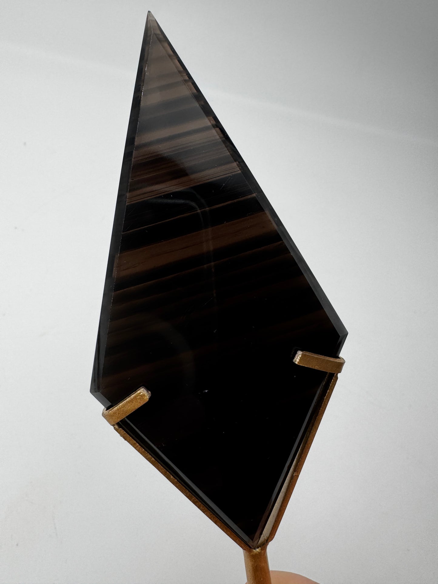 Lamellen Obsidian Diamant LO49 – geometrische Carving aus vulkanischem Glas mit Lamellenstruktur.
