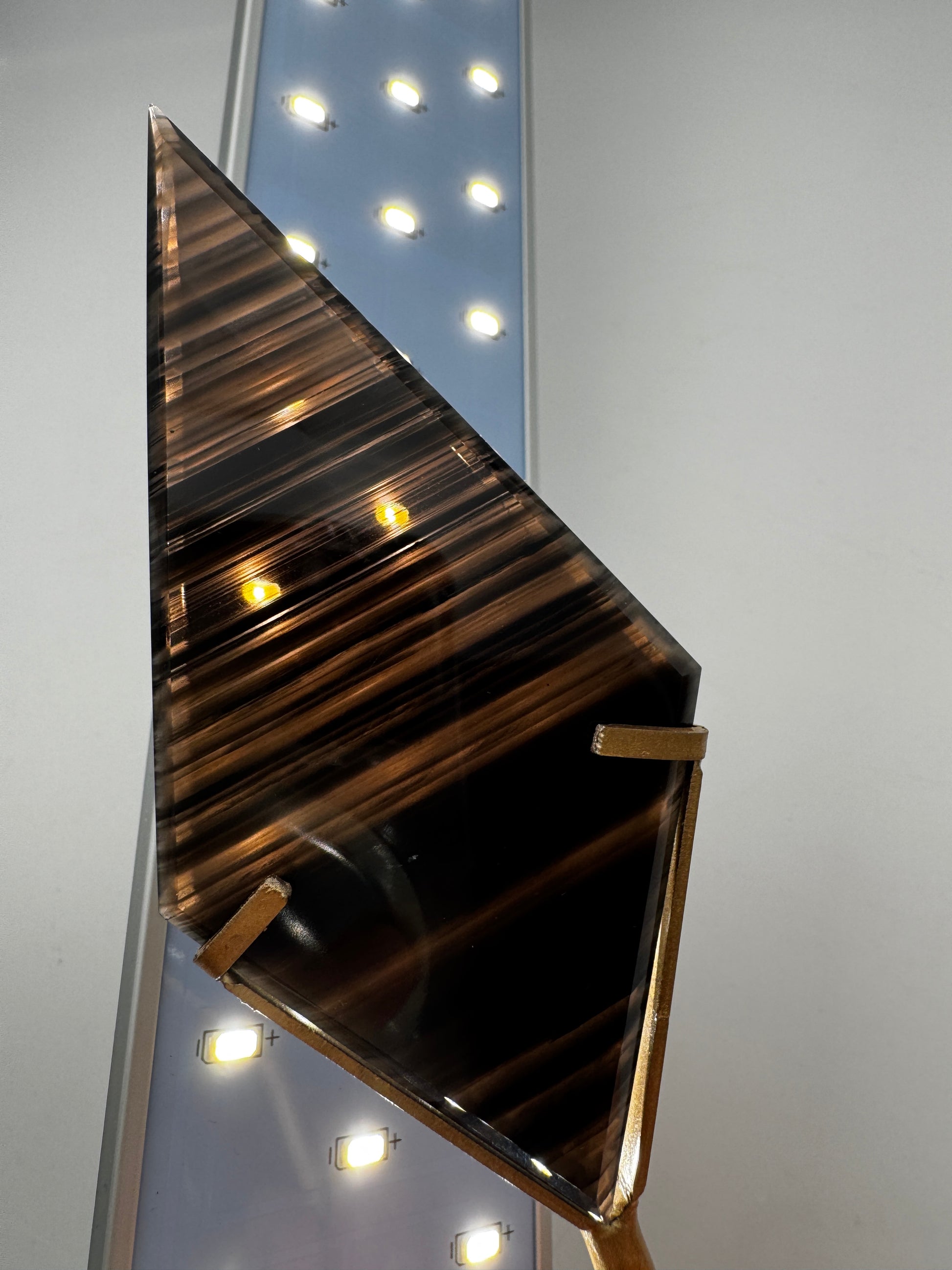 Lamellen Obsidian Diamant LO49 – geometrische Carving aus vulkanischem Glas mit Lamellenstruktur.