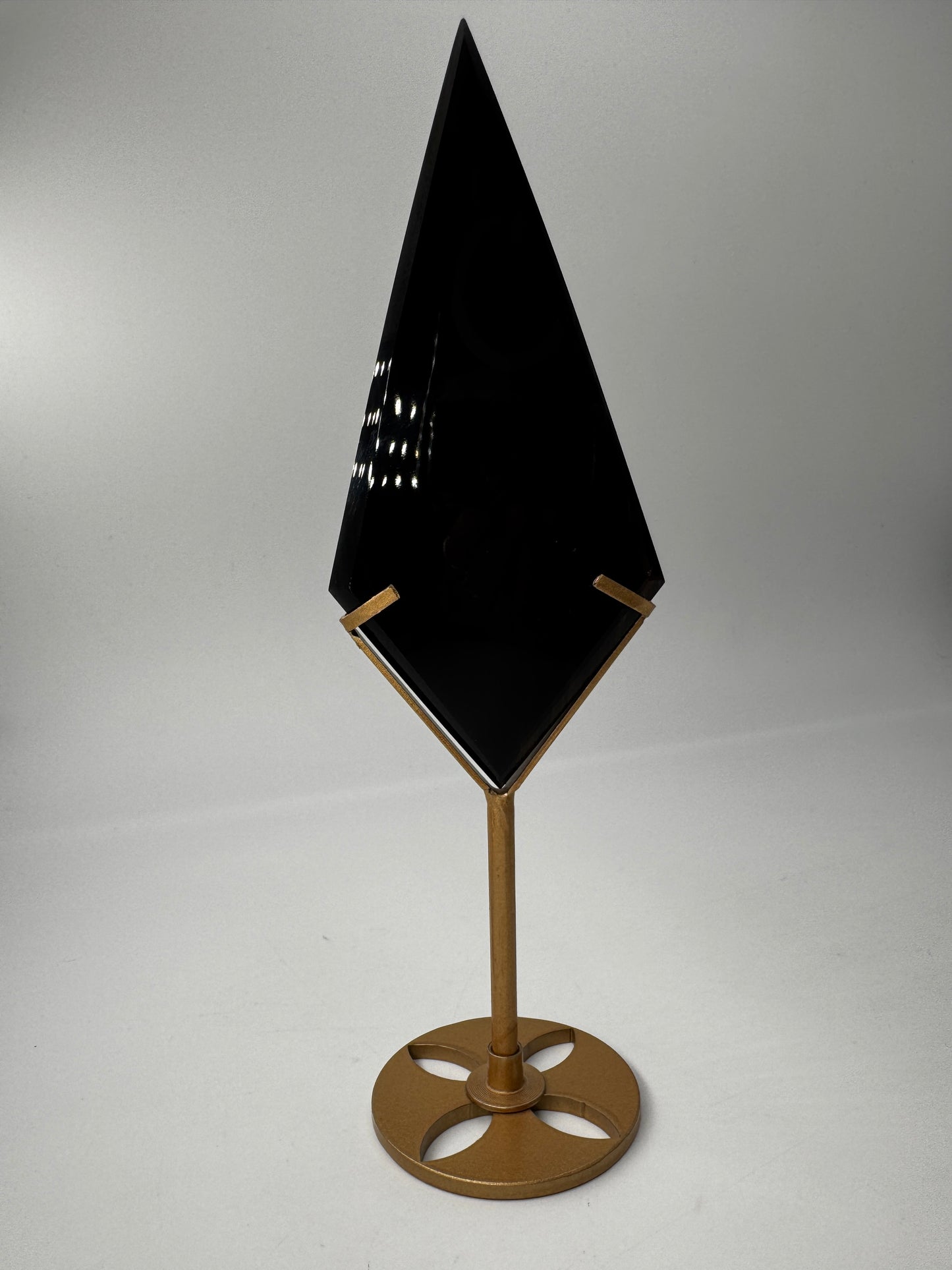 Lamellen Obsidian Diamant LO55 – geometrische Carving aus vulkanischem Glas mit Lamellenstruktur.
