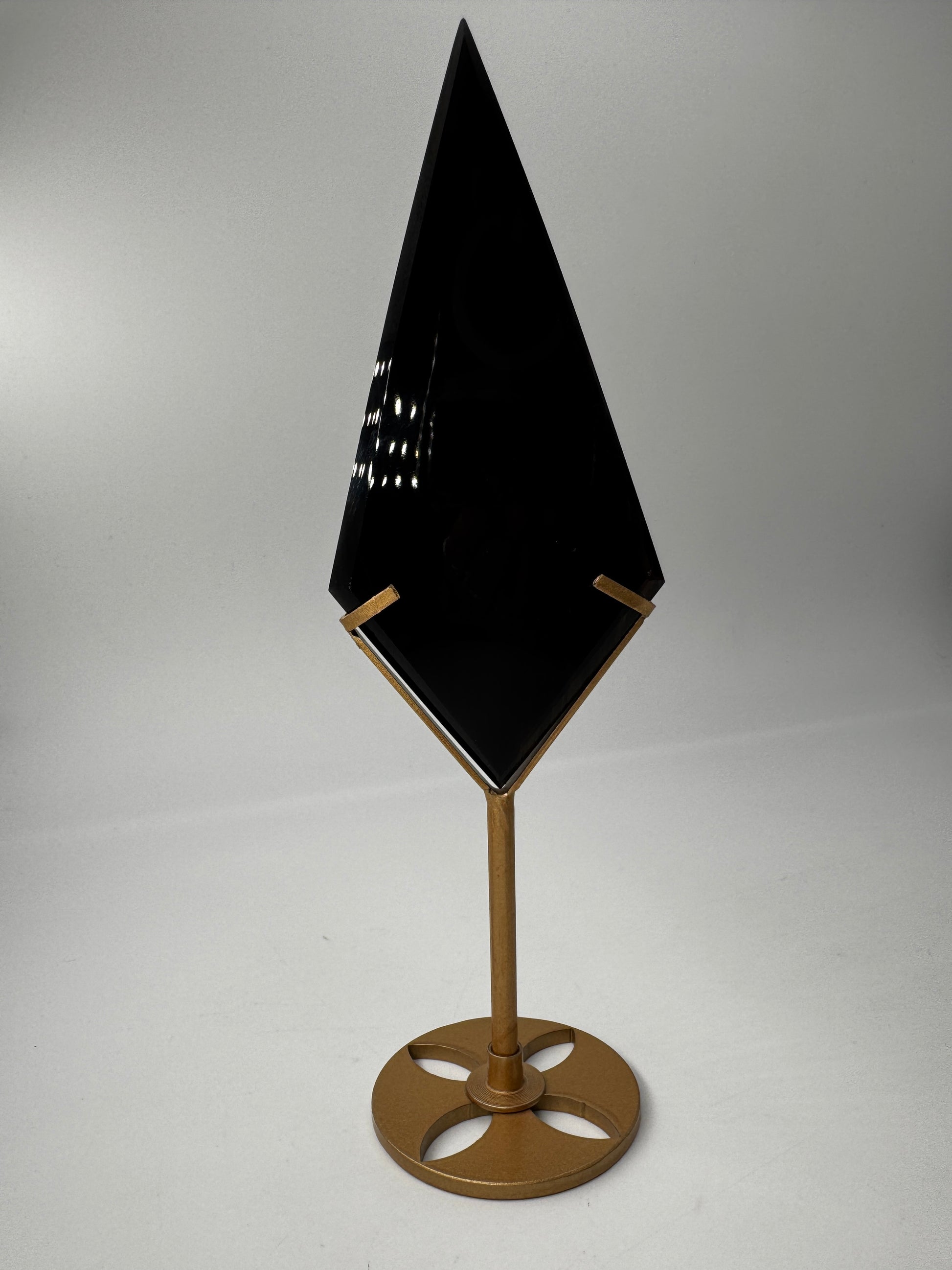 Lamellen Obsidian Diamant LO55 – geometrische Carving aus vulkanischem Glas mit Lamellenstruktur.