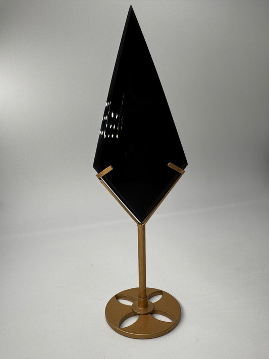 Lamellen Obsidian Diamant LO55 – geometrische Carving aus vulkanischem Glas mit Lamellenstruktur.
