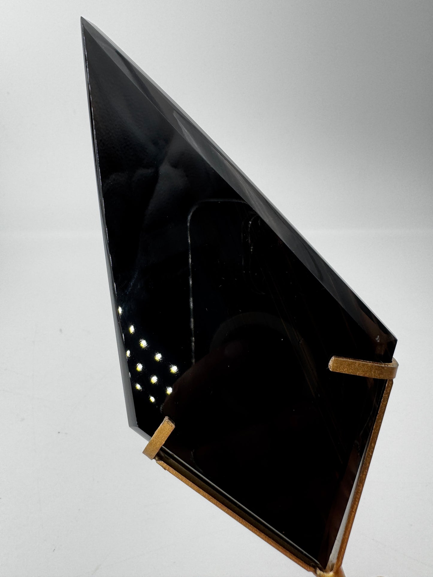 Lamellen Obsidian Diamant LO55 – geometrische Carving aus vulkanischem Glas mit Lamellenstruktur.
