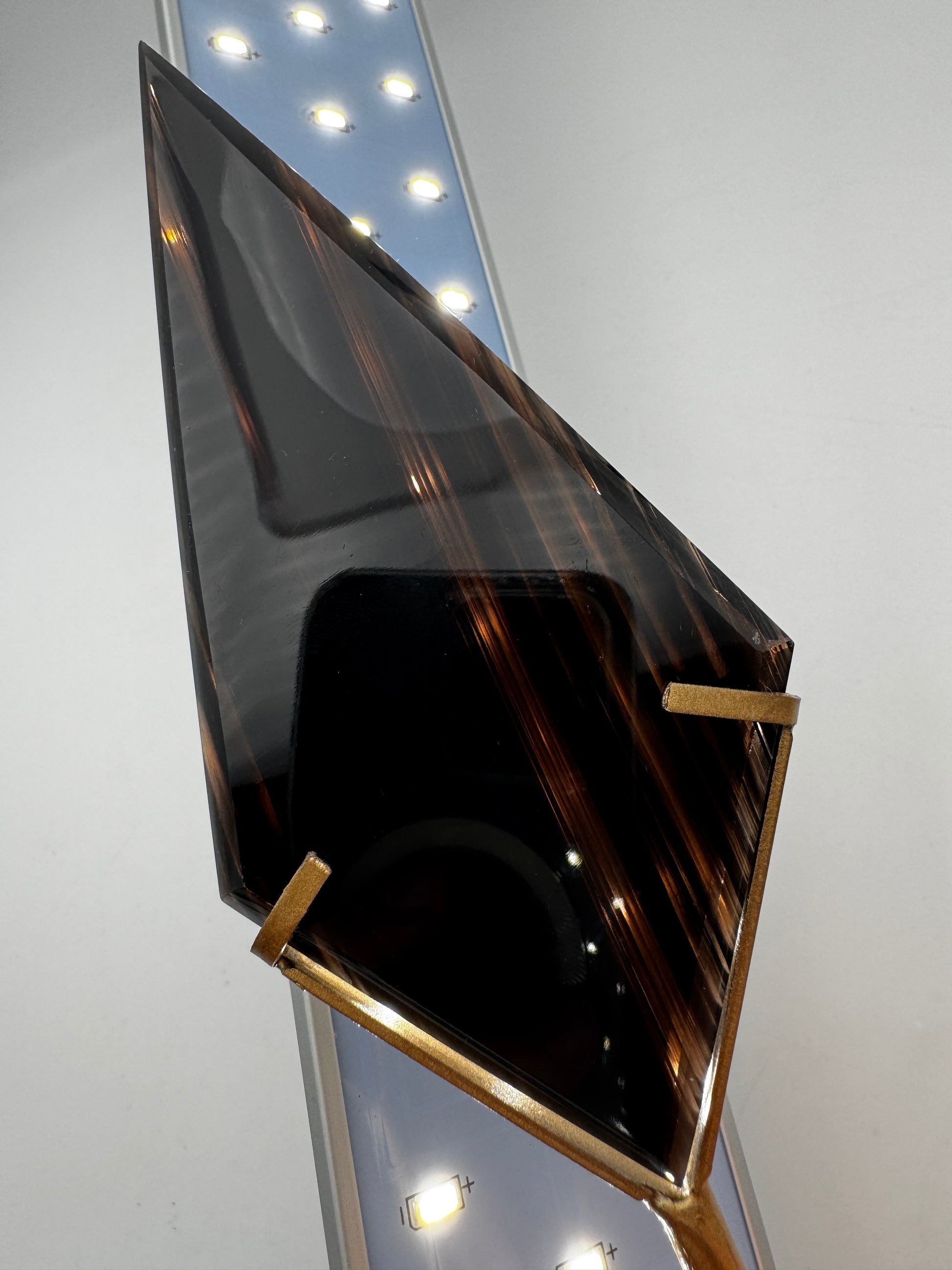 Lamellen Obsidian Diamant LO55 – geometrische Carving aus vulkanischem Glas mit Lamellenstruktur.