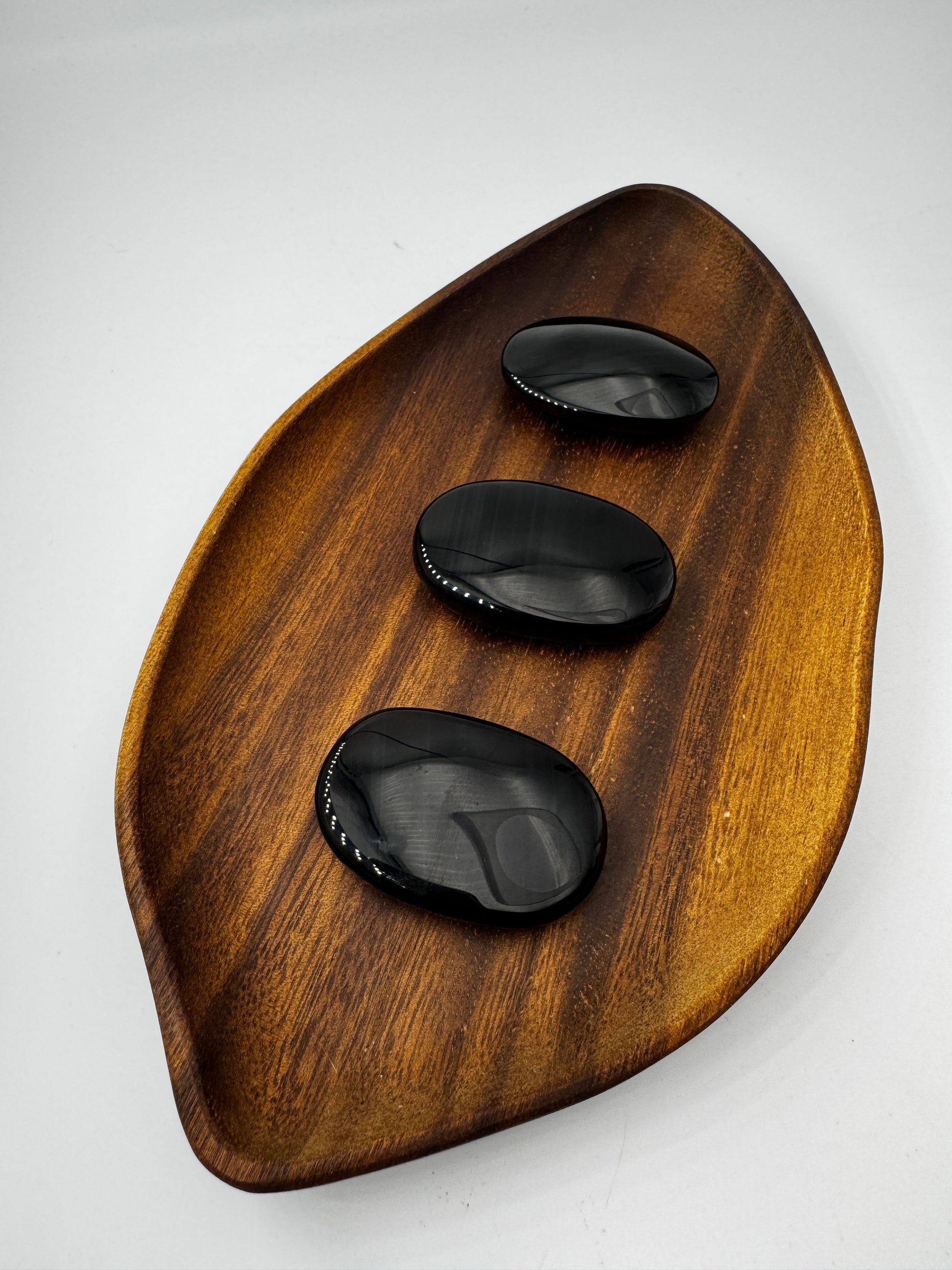 Lamellen Obsidian Seifenstein, ca. 5×3,4 cm – vulkanisches Glas mit sichtbarer Lamellenstruktur.