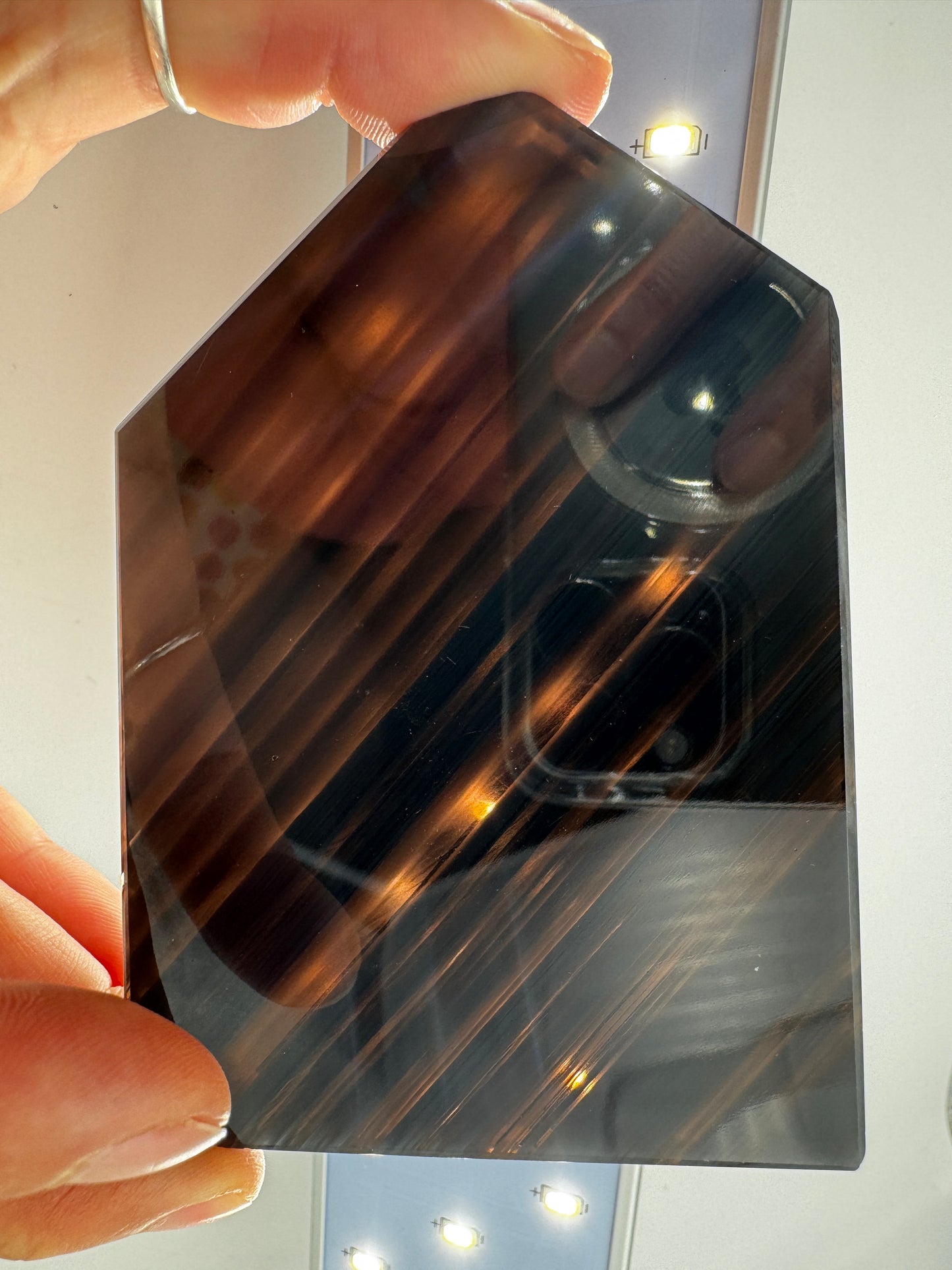 Lamellen Obsidian Slab OP48 – polierte Scheibe aus Lamellen-Obsidian mit charakteristischer Streifenstruktur.