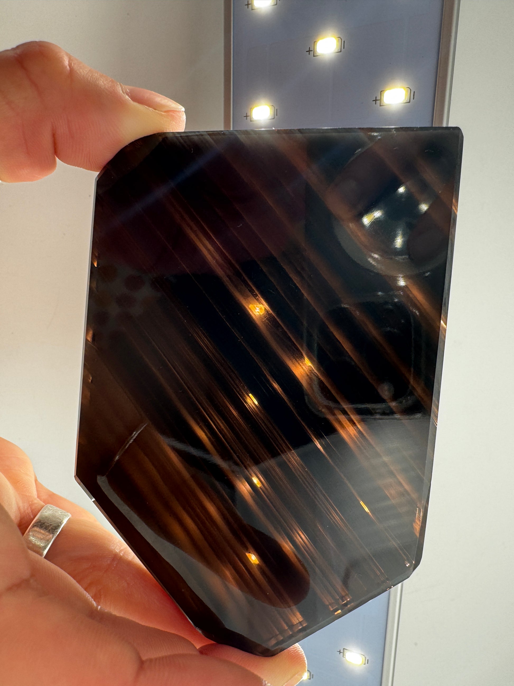 Lamellen Obsidian Slab OP48 – polierte Scheibe aus Lamellen-Obsidian mit charakteristischer Streifenstruktur.