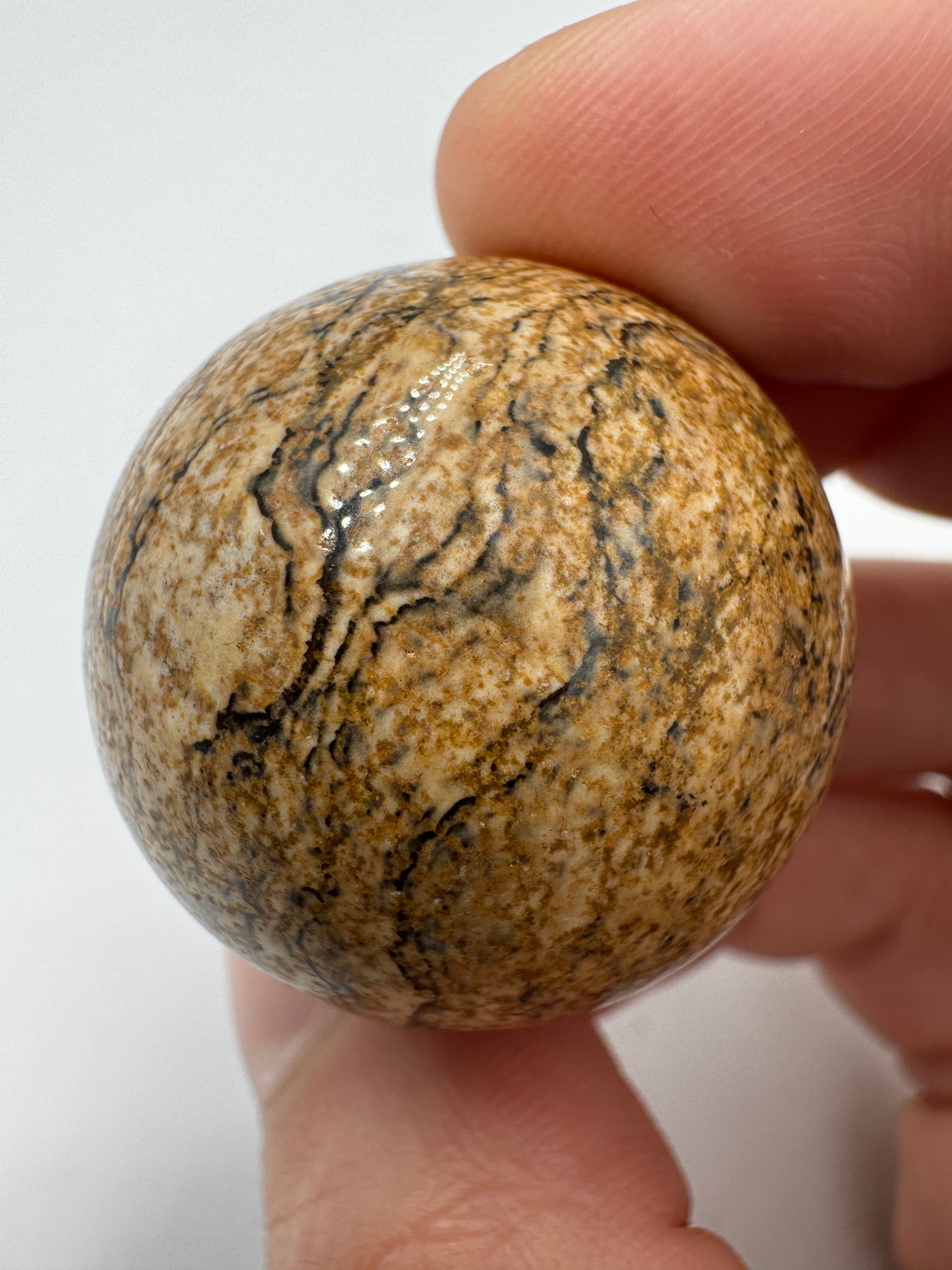 Polierte Kugel aus Landschaftsjaspis mit 3 cm Durchmesser – sichtbare Chlorit- und Eisenoxid-Einschlüsse erzeugen ein natürliches Landschaftsmuster auf der Oberfläche.