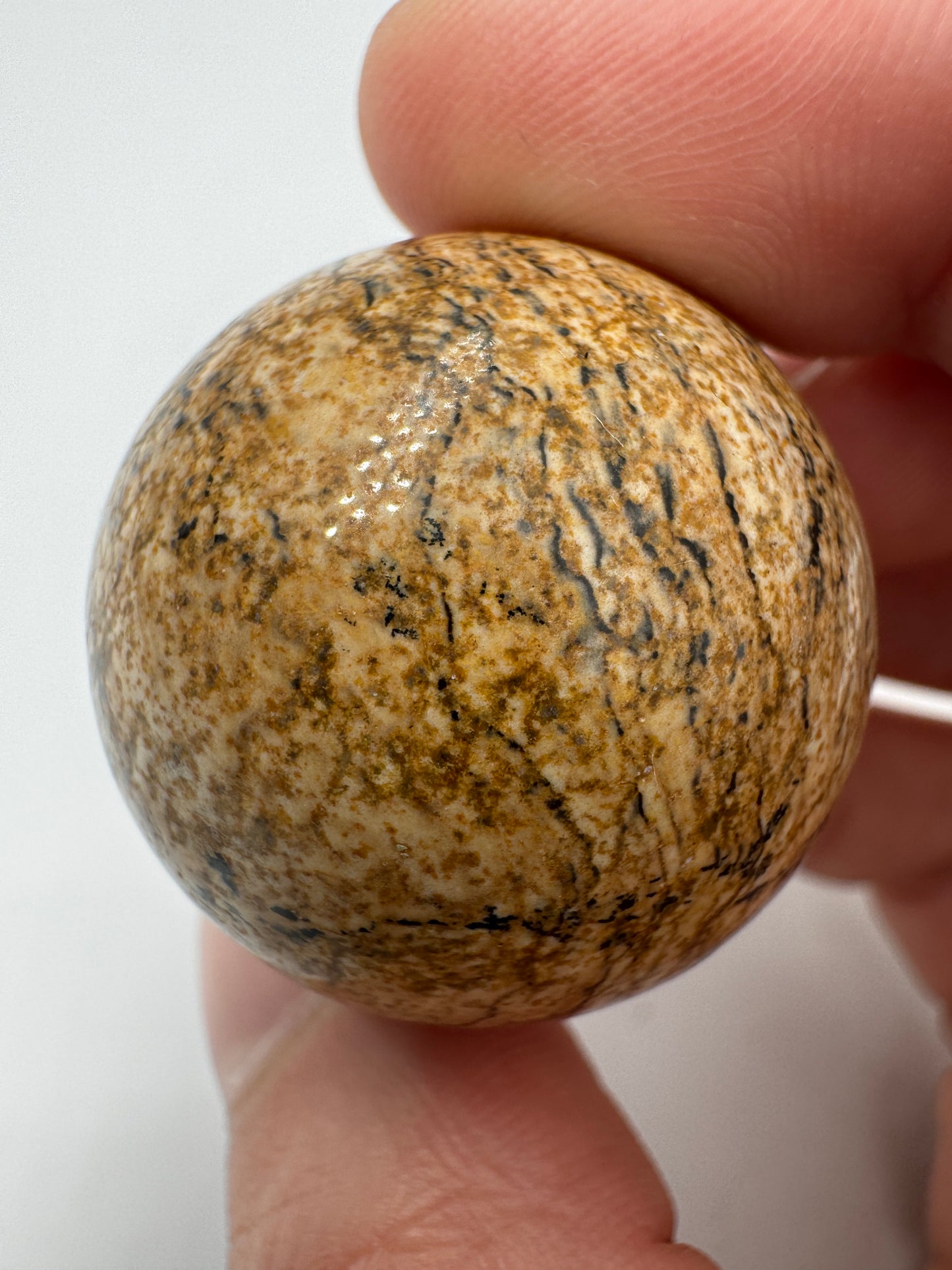 Polierte Kugel aus Landschaftsjaspis mit 3 cm Durchmesser – sichtbare Chlorit- und Eisenoxid-Einschlüsse erzeugen ein natürliches Landschaftsmuster auf der Oberfläche.