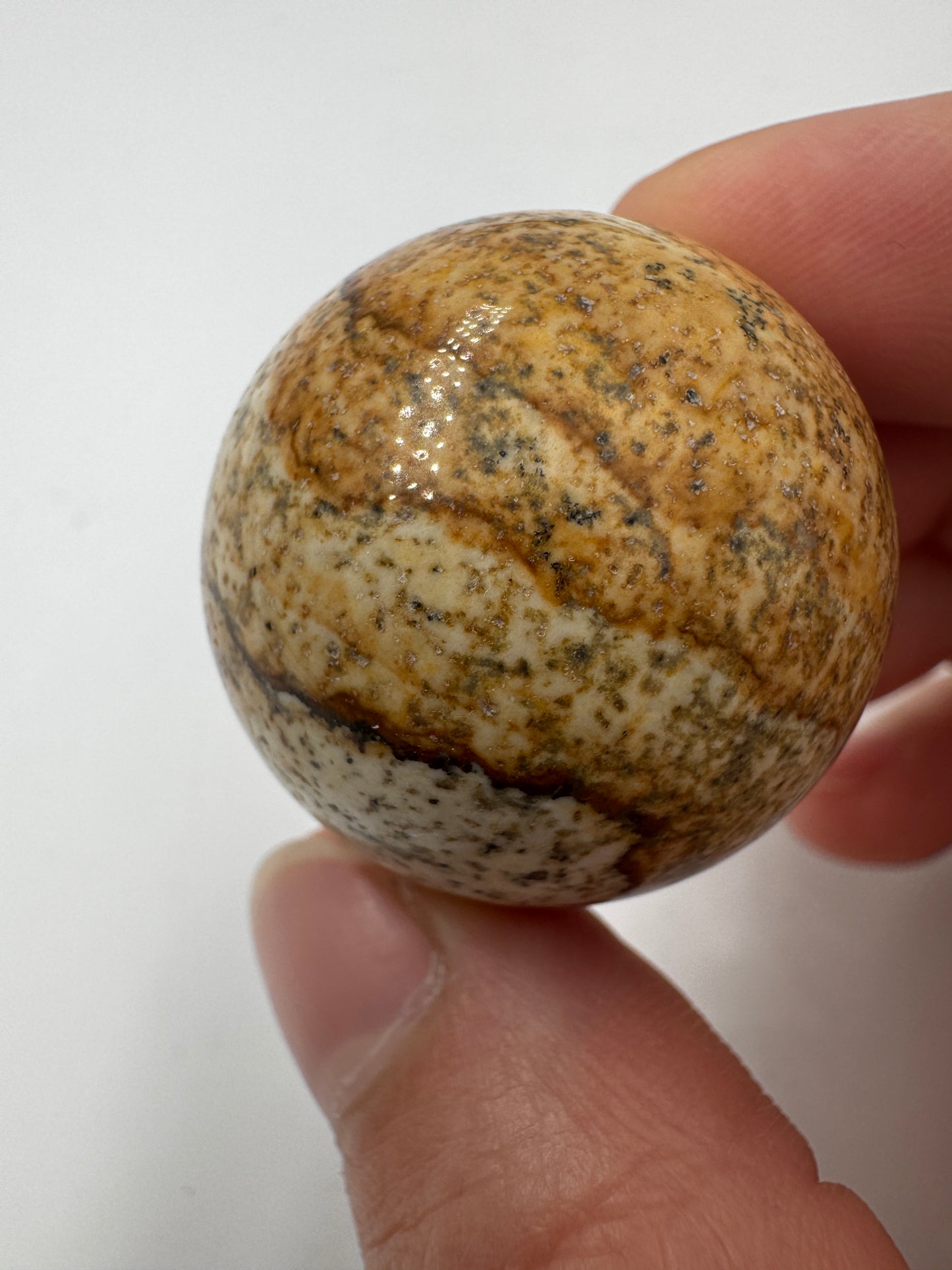 Polierte Kugel aus Landschaftsjaspis mit 3 cm Durchmesser – sichtbare Chlorit- und Eisenoxid-Einschlüsse erzeugen ein natürliches Landschaftsmuster auf der Oberfläche.
