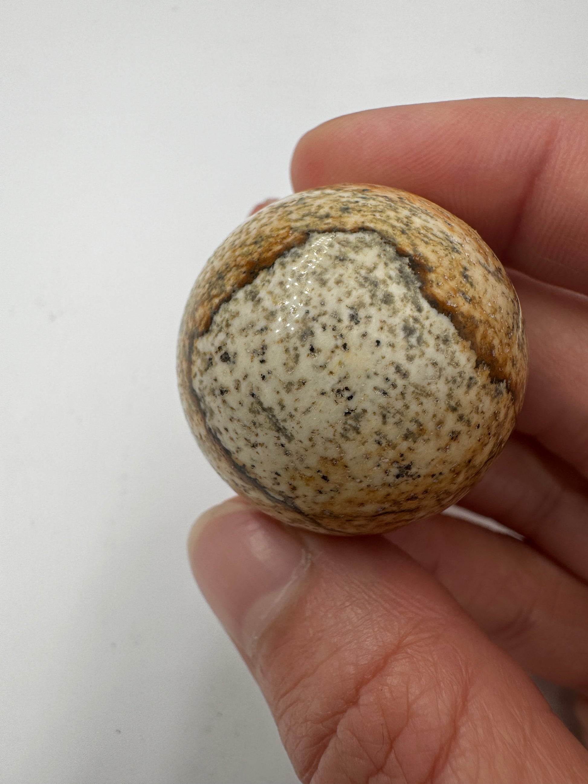 Polierte Kugel aus Landschaftsjaspis mit 3 cm Durchmesser – sichtbare Chlorit- und Eisenoxid-Einschlüsse erzeugen ein natürliches Landschaftsmuster auf der Oberfläche.