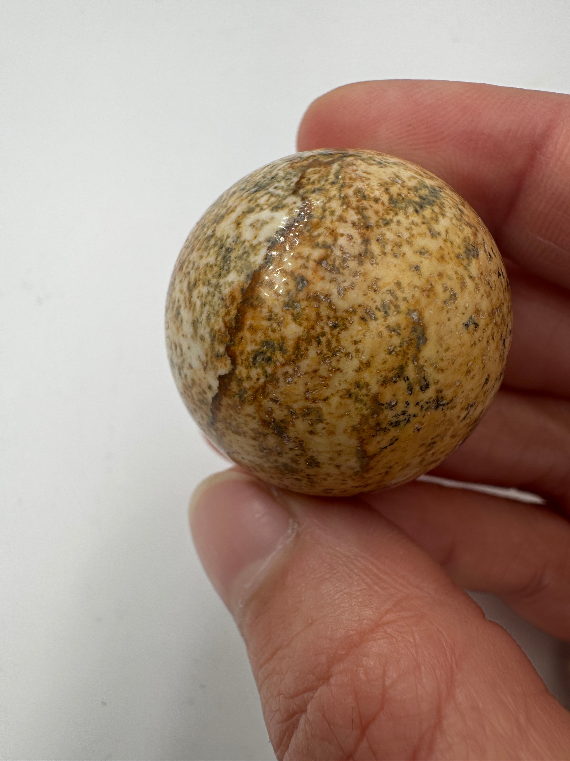 Polierte Kugel aus Landschaftsjaspis mit 3 cm Durchmesser – sichtbare Chlorit- und Eisenoxid-Einschlüsse erzeugen ein natürliches Landschaftsmuster auf der Oberfläche.