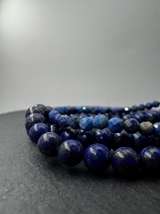 Armbänder  aus Lapislazuli, tiefblau mit Pyrit-Einschlüssen.