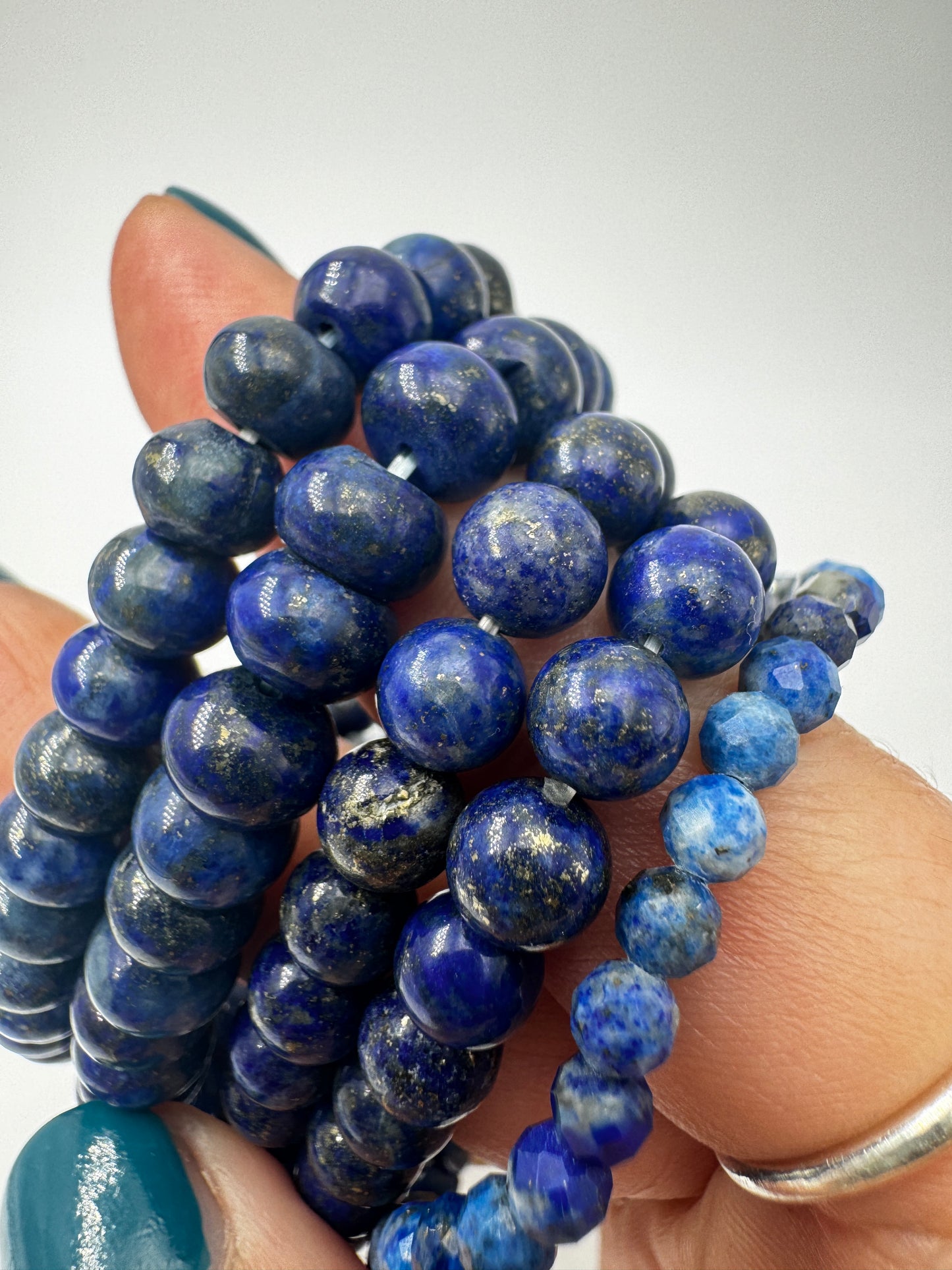 Armbänder  aus Lapislazuli, tiefblau mit Pyrit-Einschlüssen.