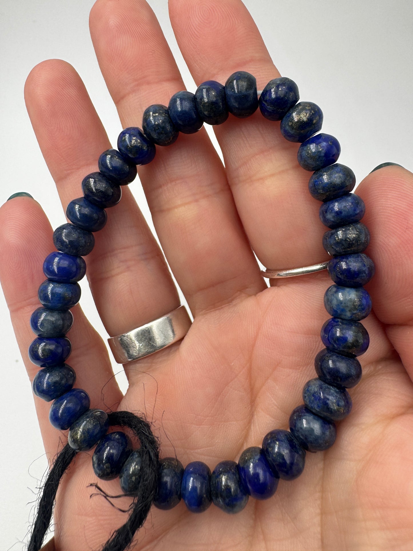 Armbänder  aus Lapislazuli, tiefblau mit Pyrit-Einschlüssen.