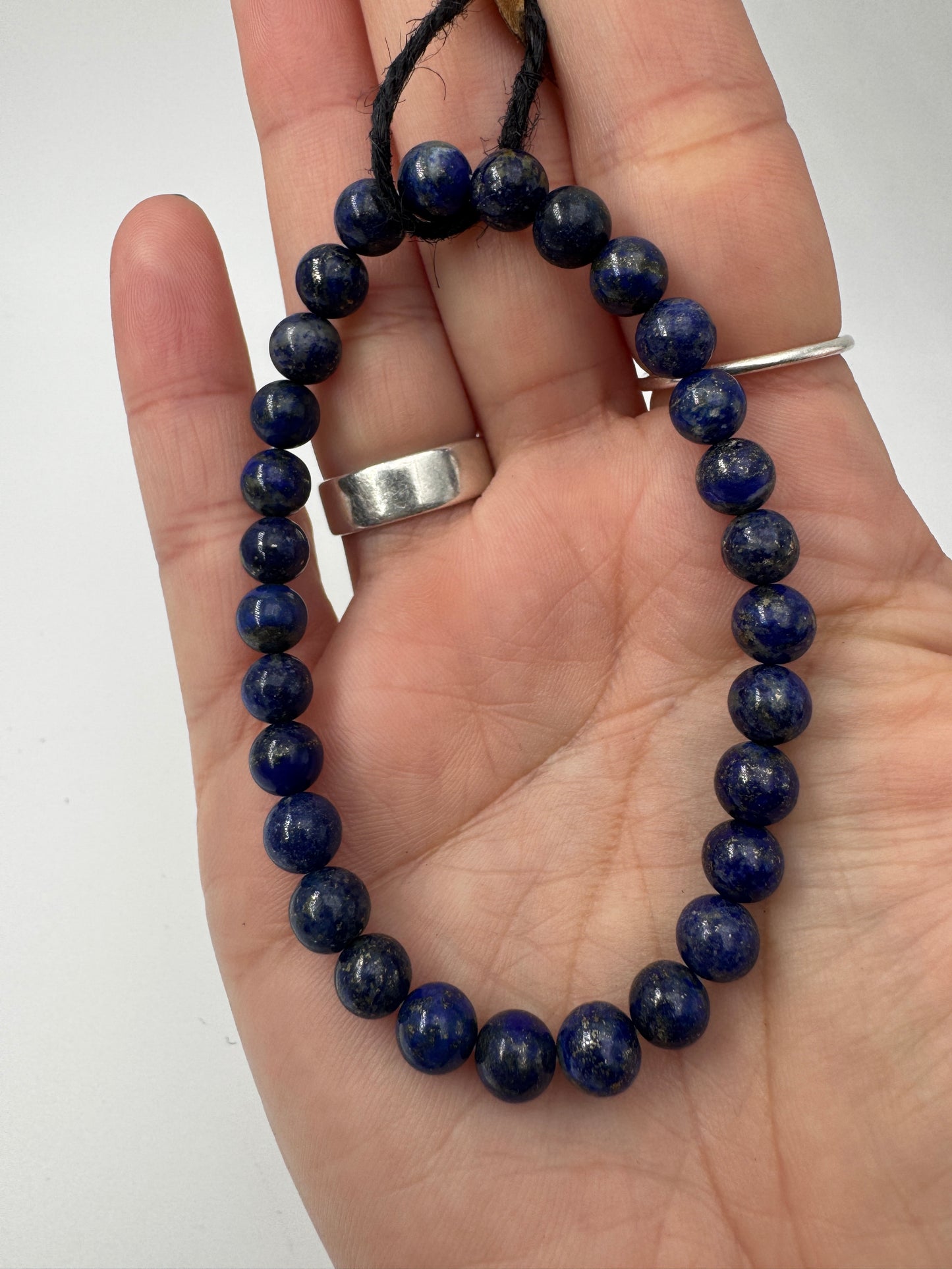 Armbänder  aus Lapislazuli, tiefblau mit Pyrit-Einschlüssen.