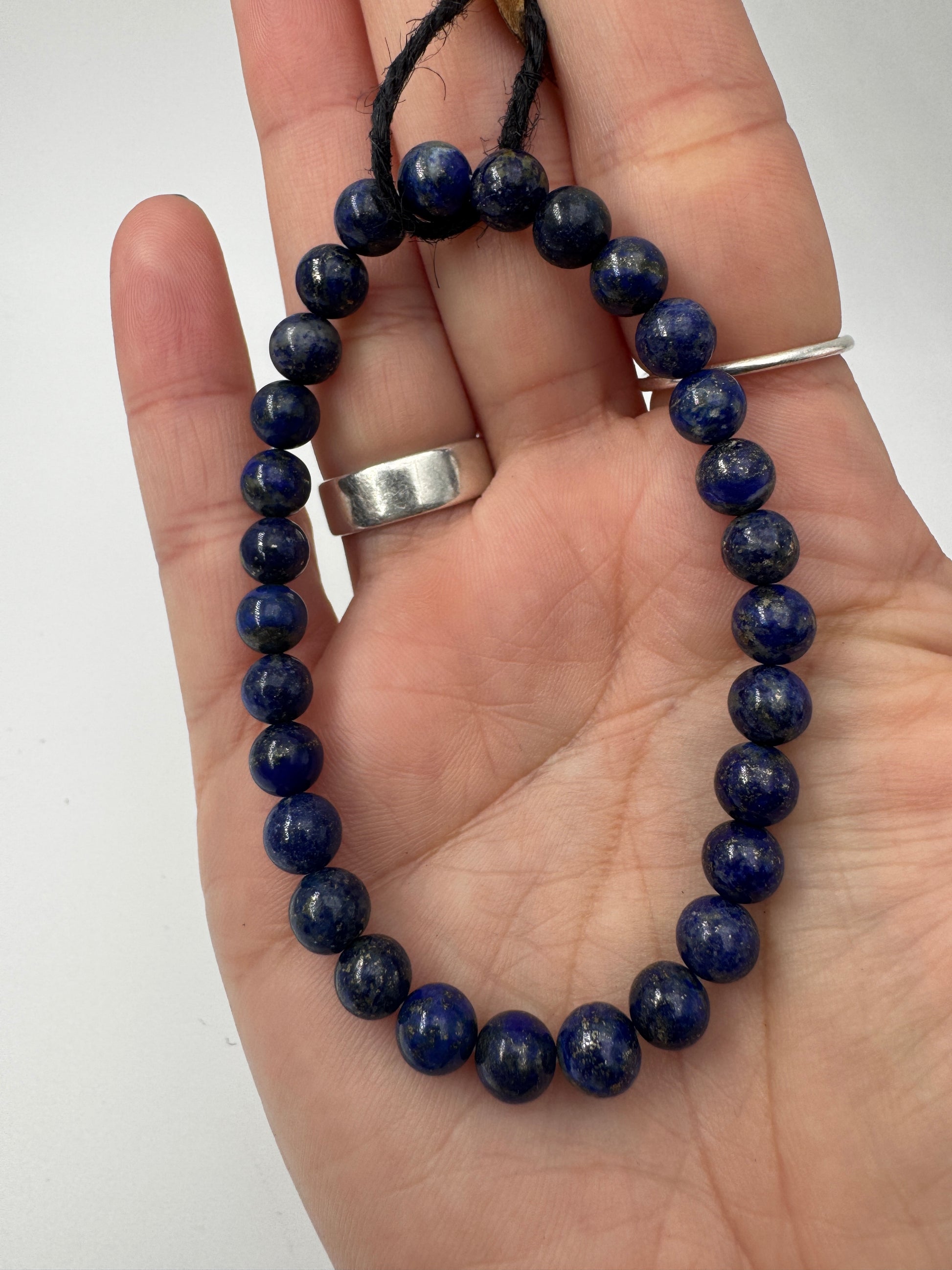 Armbänder  aus Lapislazuli, tiefblau mit Pyrit-Einschlüssen.