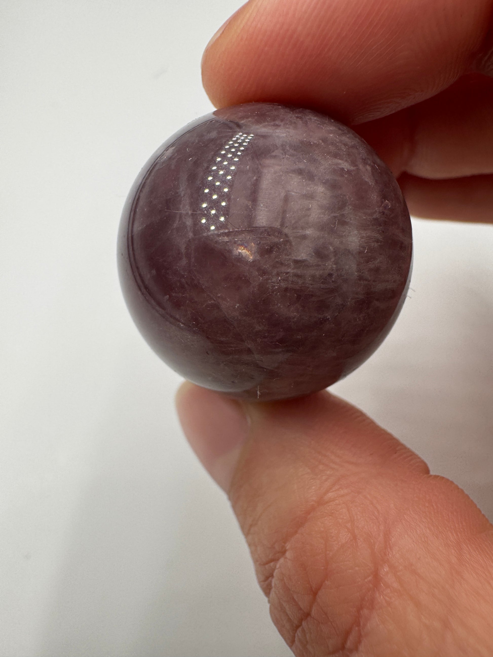 Lavendelquarz Kugel QK13, Ø 2,7 cm – feinkörniger Quarz in zartem Lavendelton mit weicher Transluzenz, sphärisch poliert, Einzelstück.