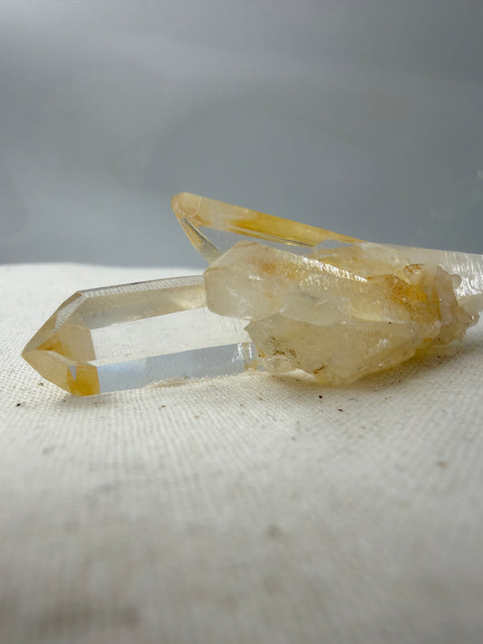 Gelber Lemurian Quarz KL28, 6 × 1,9 cm, Herkunft Brasilien, mit sichtbaren Lemurian Lines auf den Prismenflächen.