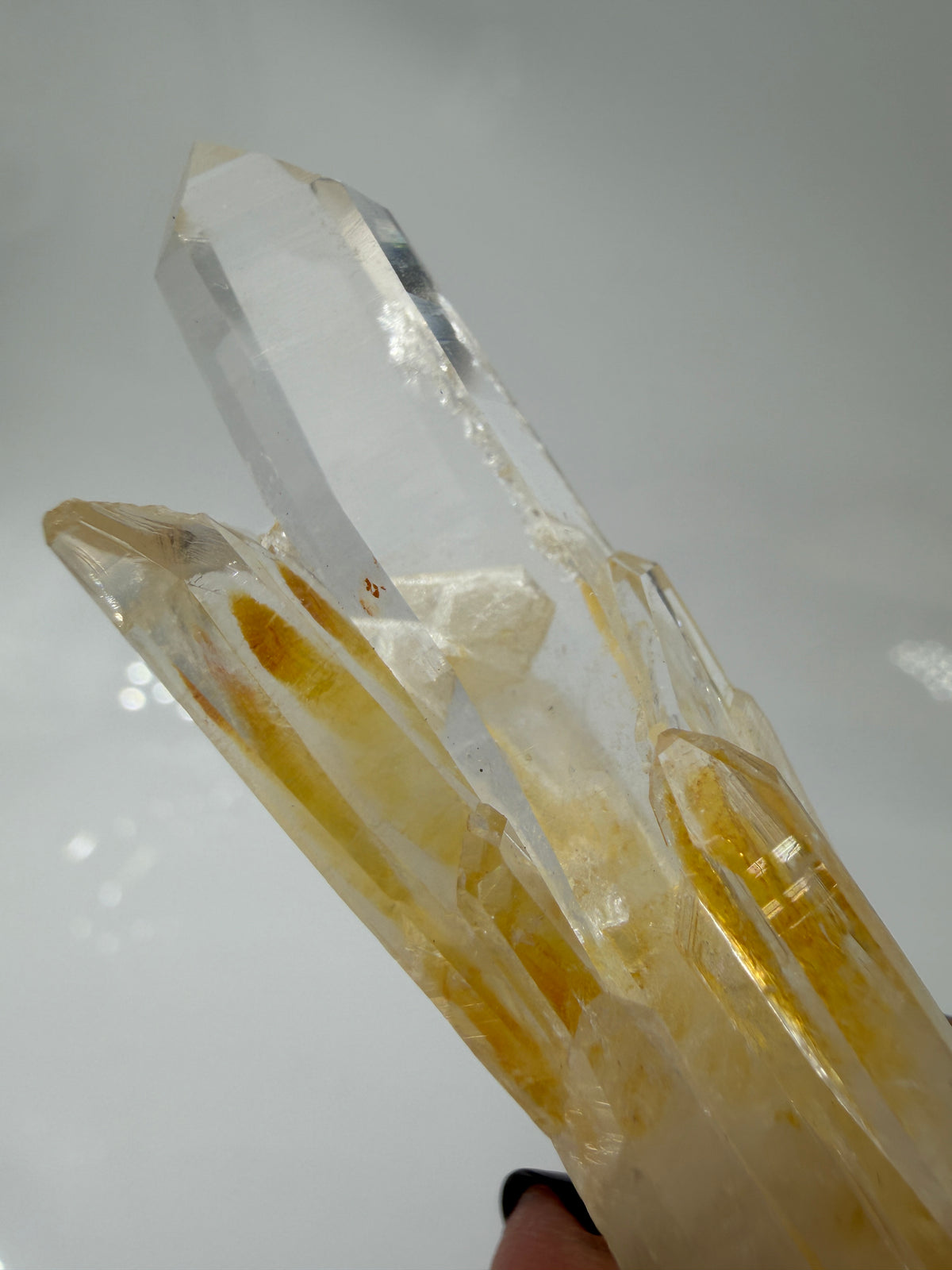 Gelber Lemurian Quarz KL28, 6 × 1,9 cm, Herkunft Brasilien, mit sichtbaren Lemurian Lines auf den Prismenflächen.